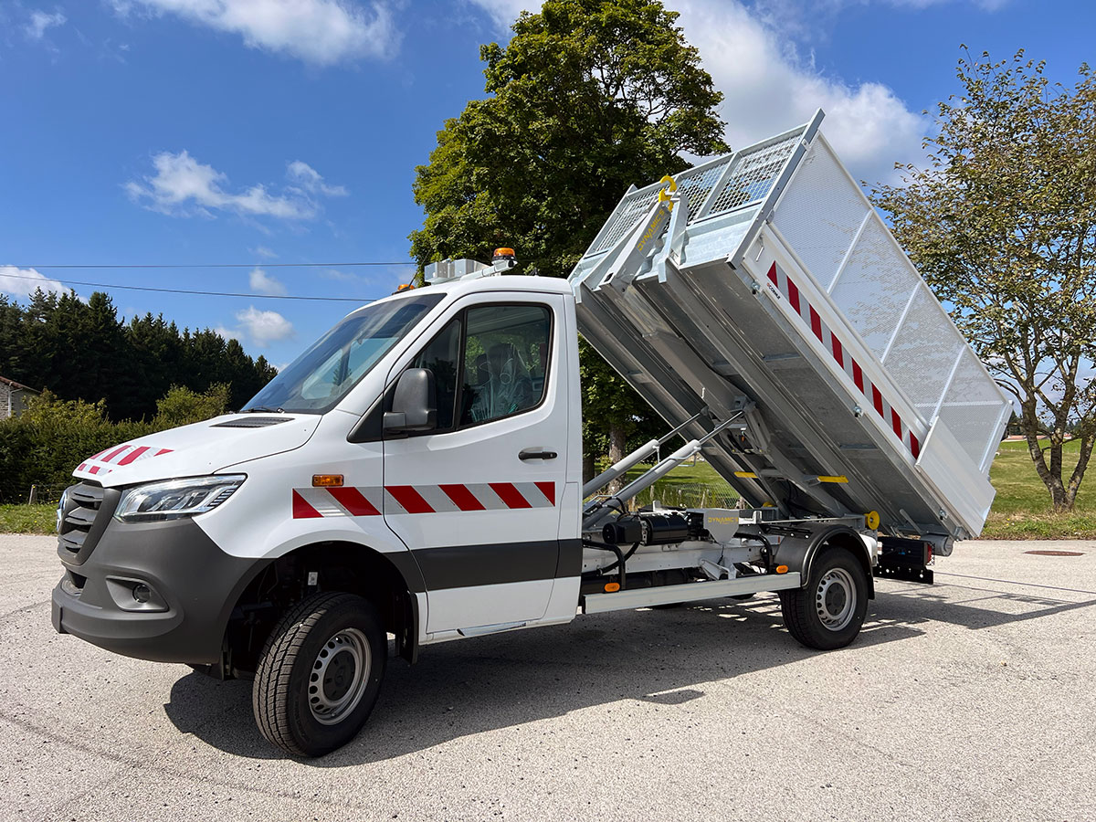 CHEZ-CORNUT-CARROSSERIE-INDUSTRIELLE-BRAS-HYDRAULIQUE-DYNAMICS-D30-mercedes-benz-sprinter-bennage-benne-sur-berce dynamacs acier rehausse grillage