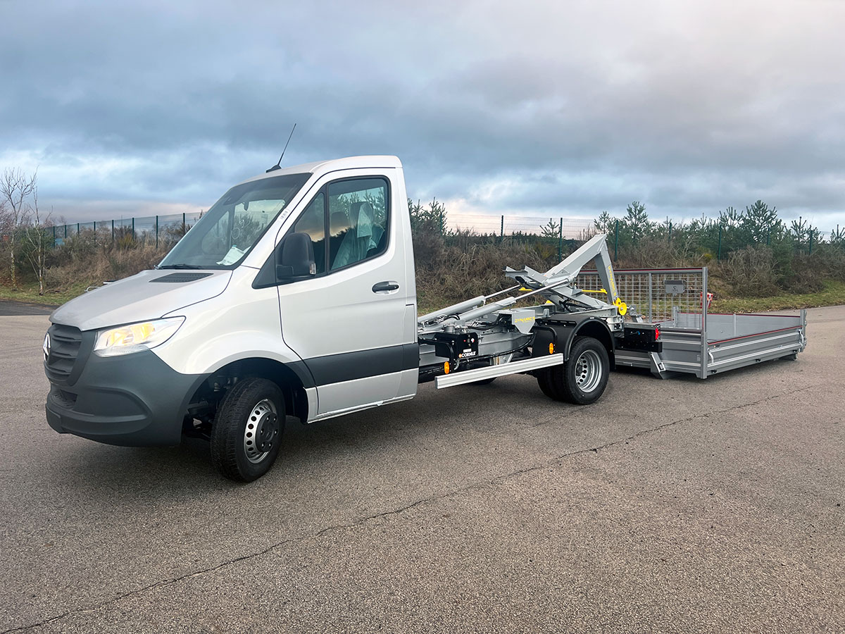 CHEZ-CORNUT-CARROSSERIE-INDUSTRIELLE-BRAS-HYDRAULIQUE-DYNAMICS-D30-mercedes-benz-sprinter-depose-total-benne-sur-berce