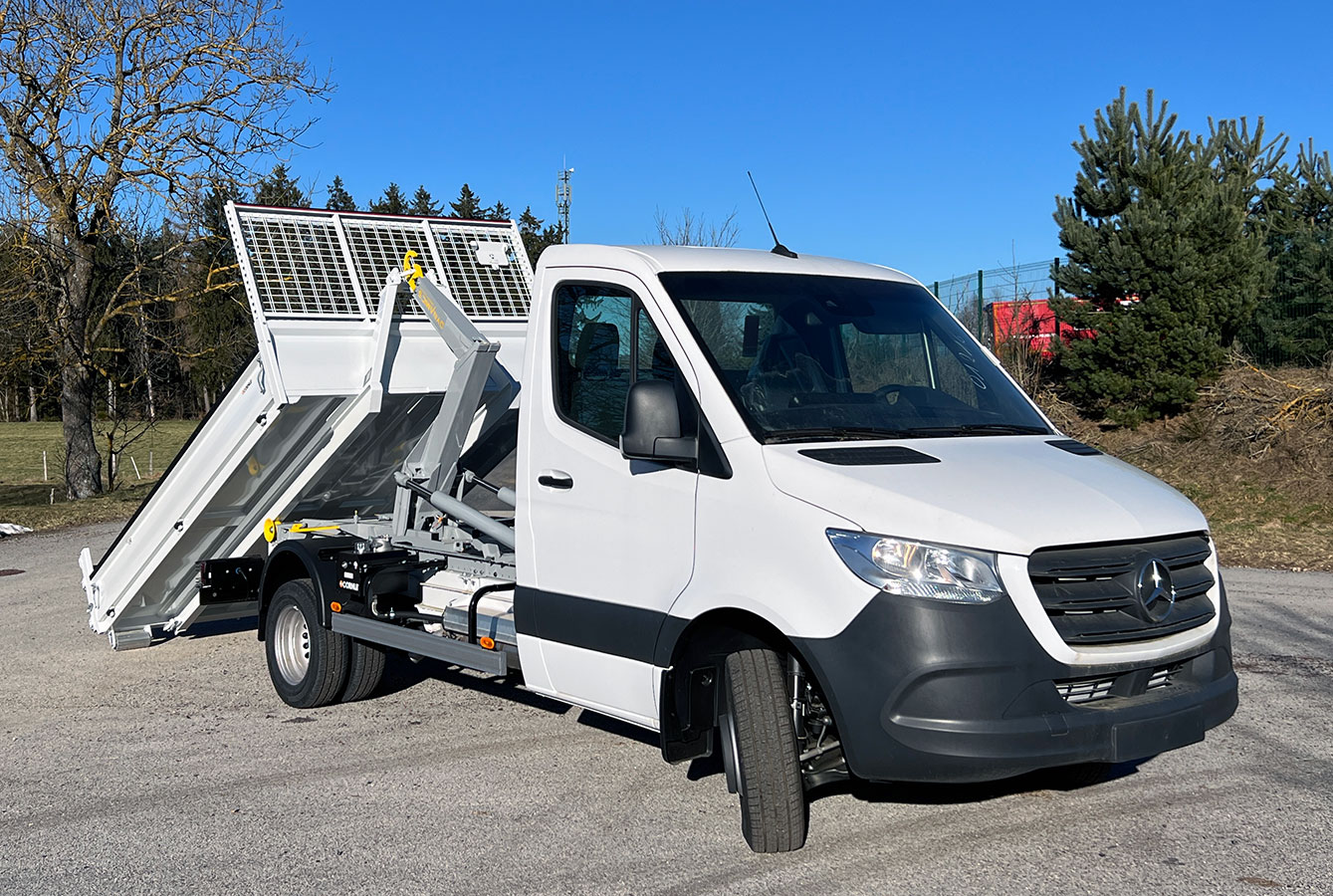 CHEZ-CORNUT-CARROSSERIE-INDUSTRIELLE-BRAS-HYDRAULIQUE-DYNAMICS-D30-mercedes-benz-sprinter-semi-depose-benne-sur-berce