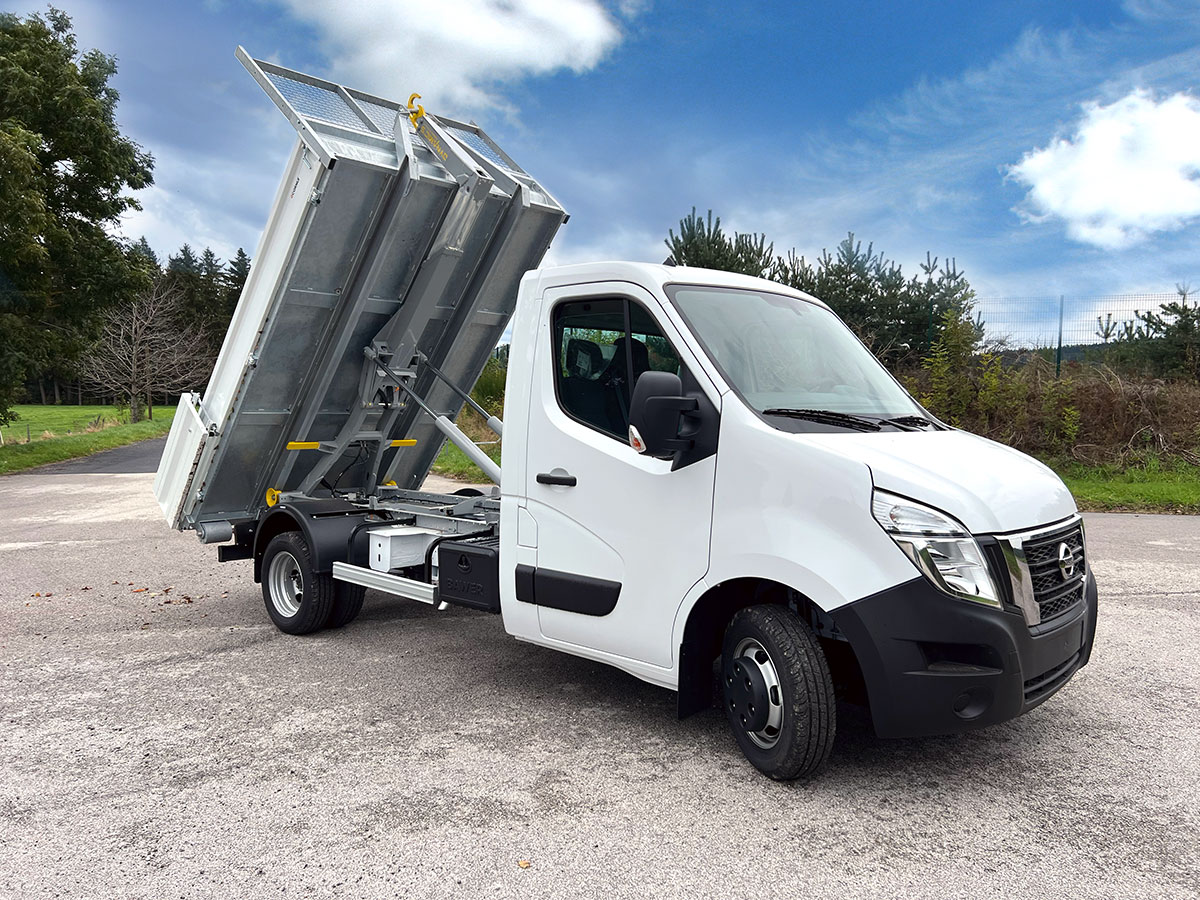 CHEZ-CORNUT-CARROSSERIE-INDUSTRIELLE-BRAS-HYDRAULIQUE-DYNAMICS-D30-nissan-interstar-bennage-benne-sur-berce-acier-dynamacs