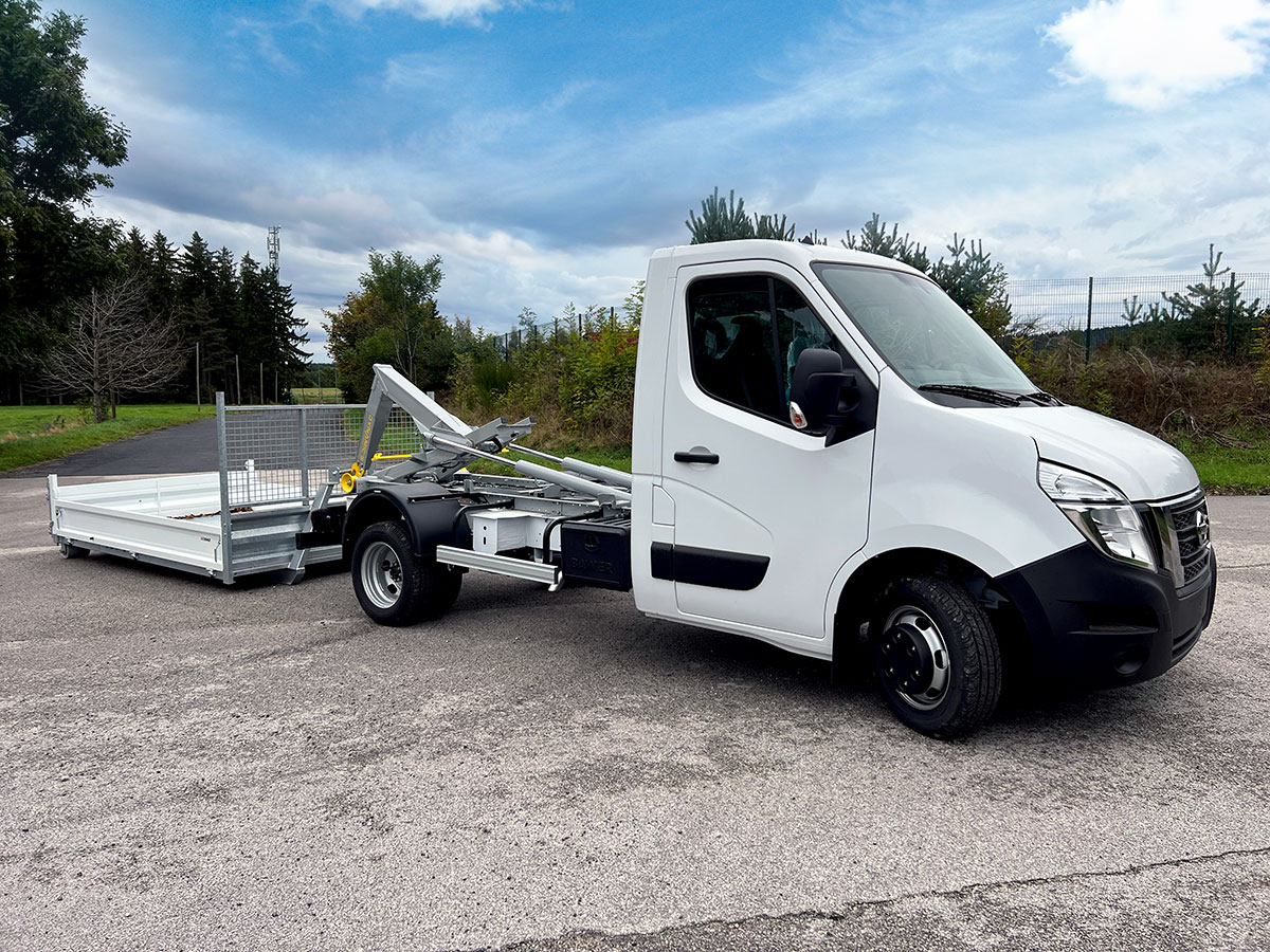 CHEZ-CORNUT-CARROSSERIE-INDUSTRIELLE-BRAS-HYDRAULIQUE-DYNAMICS-D30-nissan-interstar-depose-totale-benne-sur-berce-acier-dynamacs