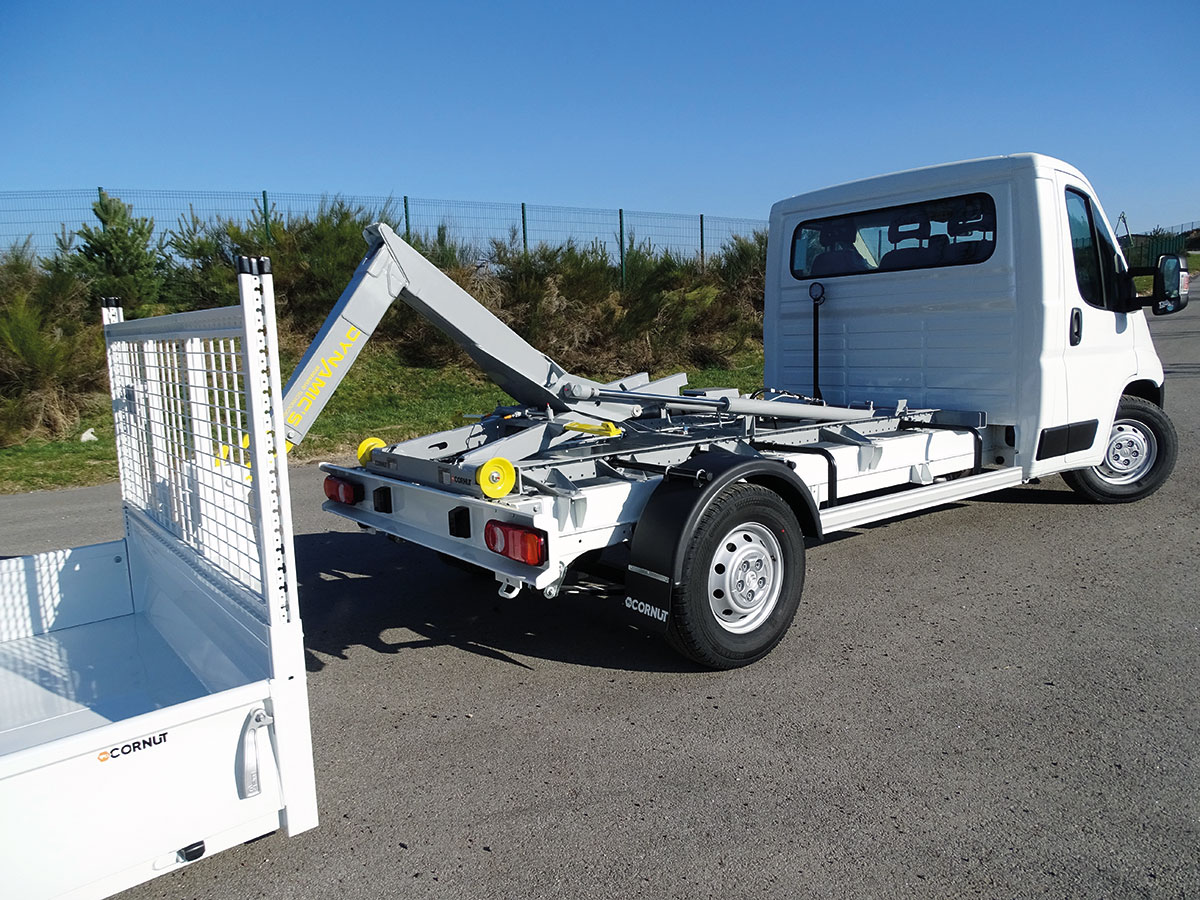 CHEZ-CORNUT-CARROSSERIE-INDUSTRIELLE-BRAS-HYDRAULIQUE-DYNAMICS-D30-opel-movano-depose-total-benne-sur-berce