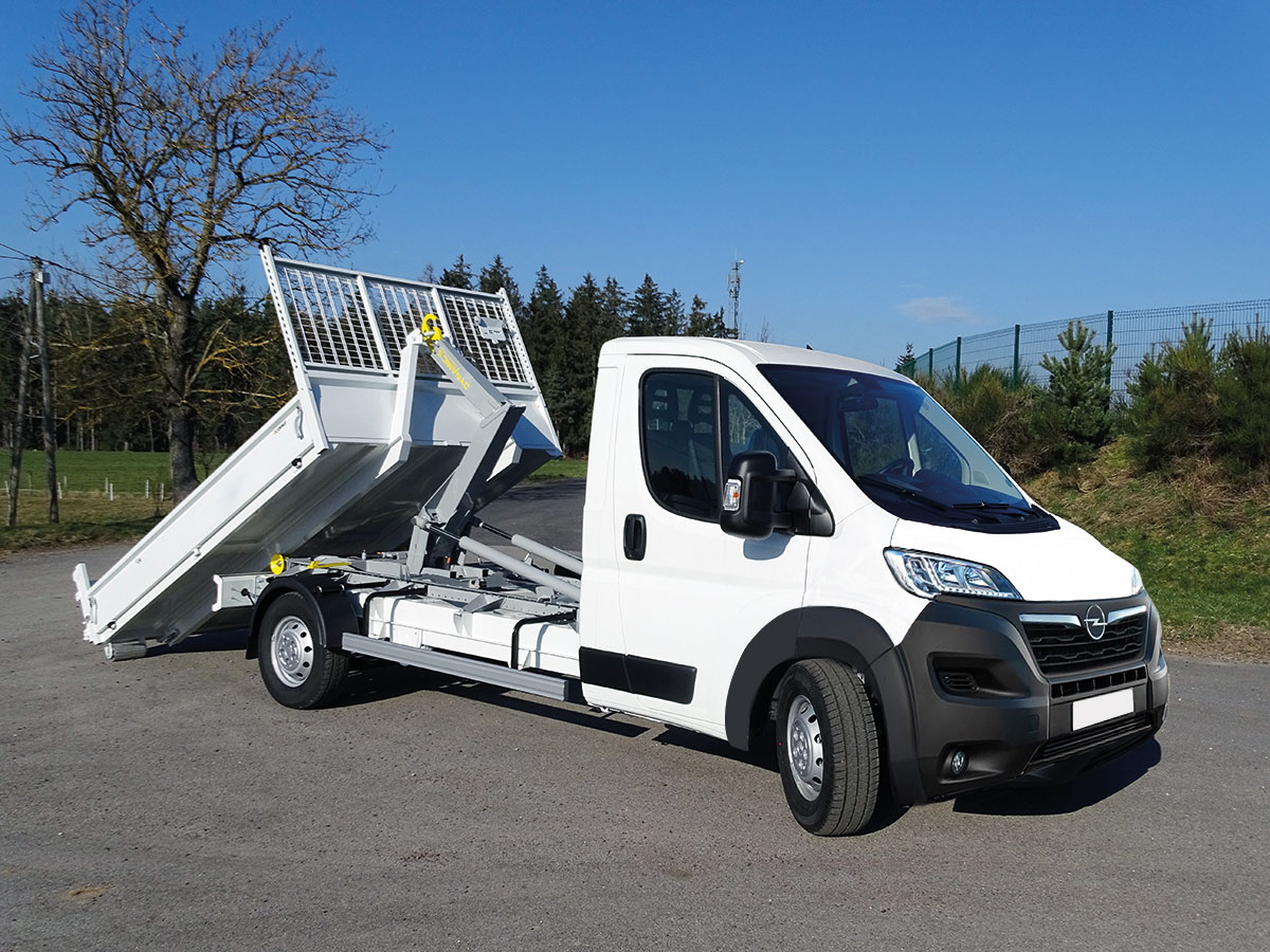 CHEZ-CORNUT-CARROSSERIE-INDUSTRIELLE-BRAS-HYDRAULIQUE-DYNAMICS-D30-opel-movano-semi-depose-benne-sur-berce