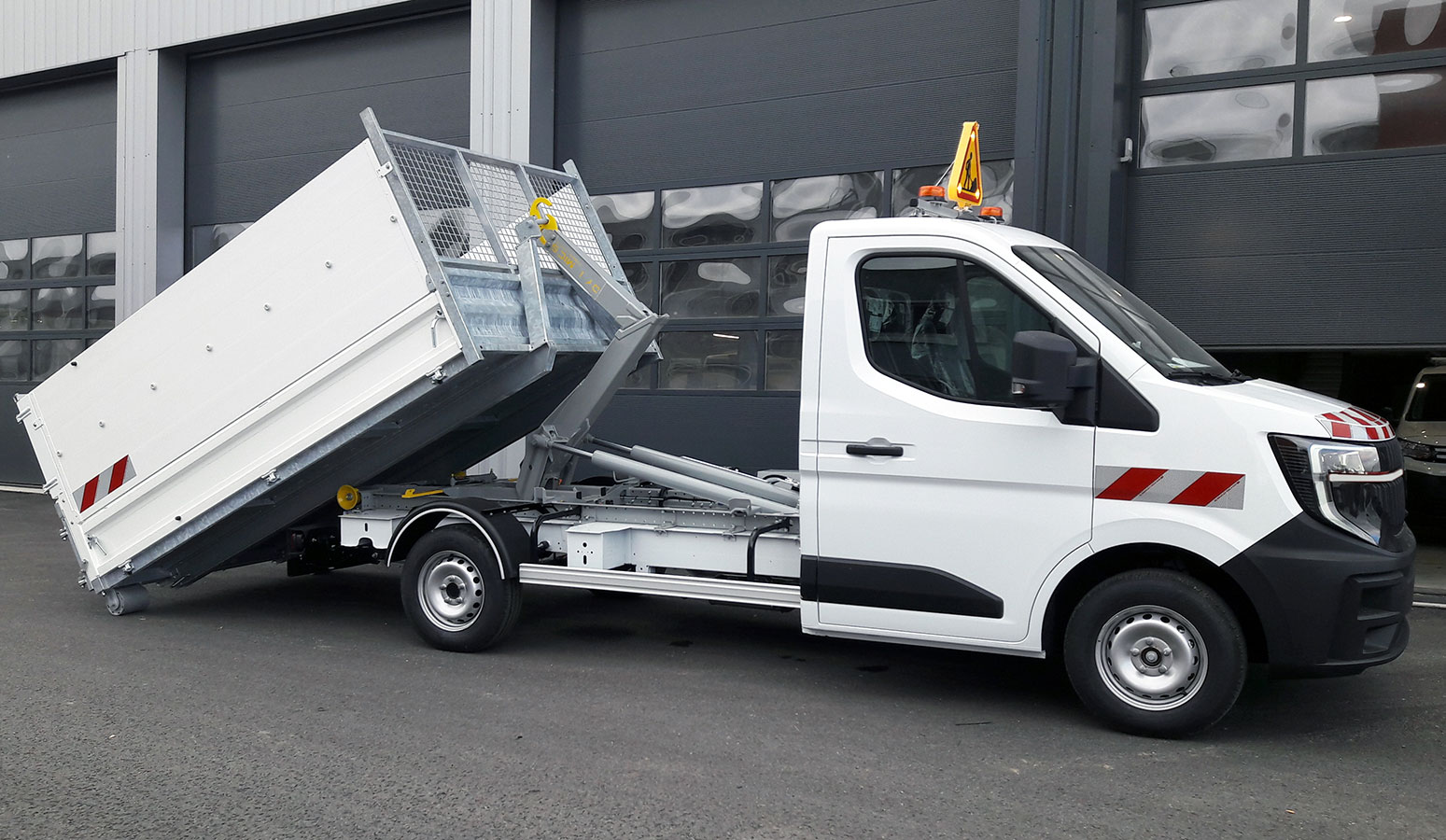 CHEZ-CORNUT-CARROSSERIE-INDUSTRIELLE-BRAS-HYDRAULIQUE-DYNAMICS-D30-renault-master-XDE-semi-depose-benne-sur-berce-acier-dynamacs-rehausse-pleine