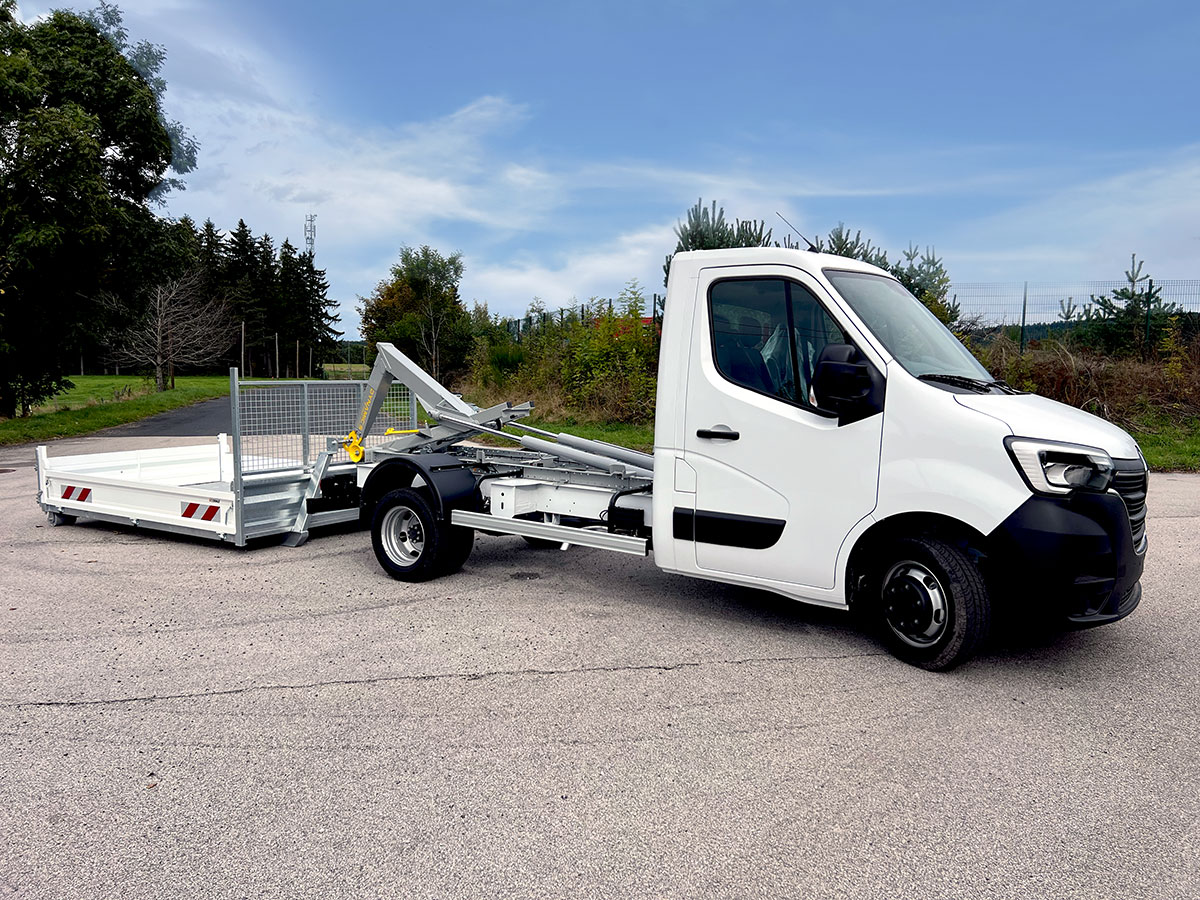 CHEZ-CORNUT-CARROSSERIE-INDUSTRIELLE-BRAS-HYDRAULIQUE-DYNAMICS-D30-renault-master-depose-totale-benne-sur-berce-acier-dynamacs