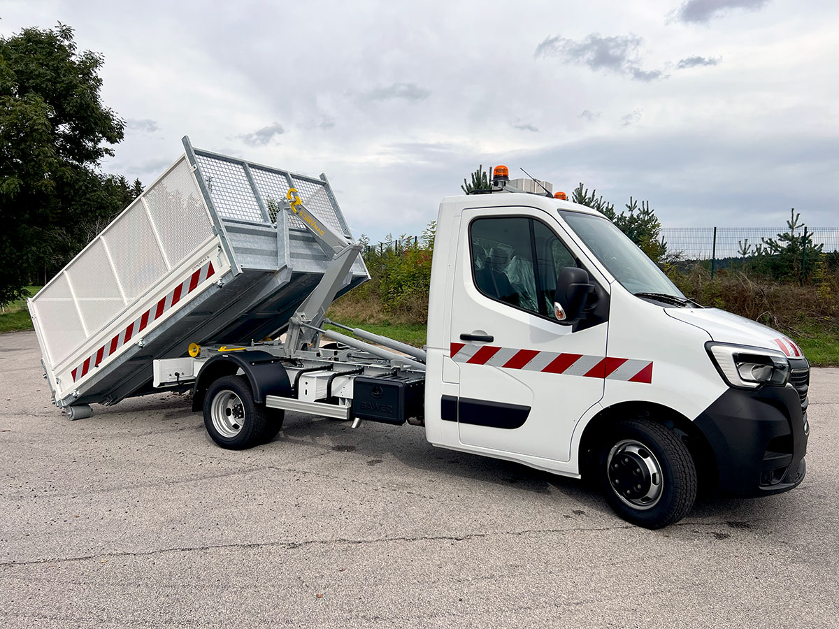 CHEZ-CORNUT-CARROSSERIE-INDUSTRIELLE-BRAS-HYDRAULIQUE-DYNAMICS-D30-renault-master-semi-depose-benne-sur-berce-acier-dynamacs-rehausse-grillage