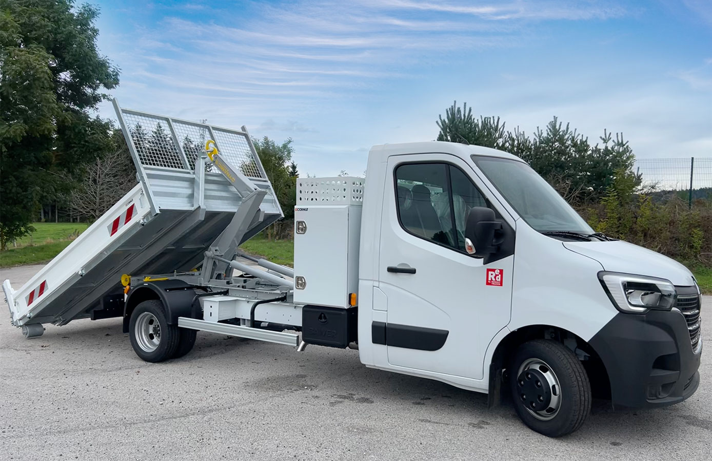 CHEZ-CORNUT-CARROSSERIE-INDUSTRIELLE-BRAS-HYDRAULIQUE-DYNAMICS-D30-renault-trucks-master-depose-totale-benne-sur-berce acier-dynamacs