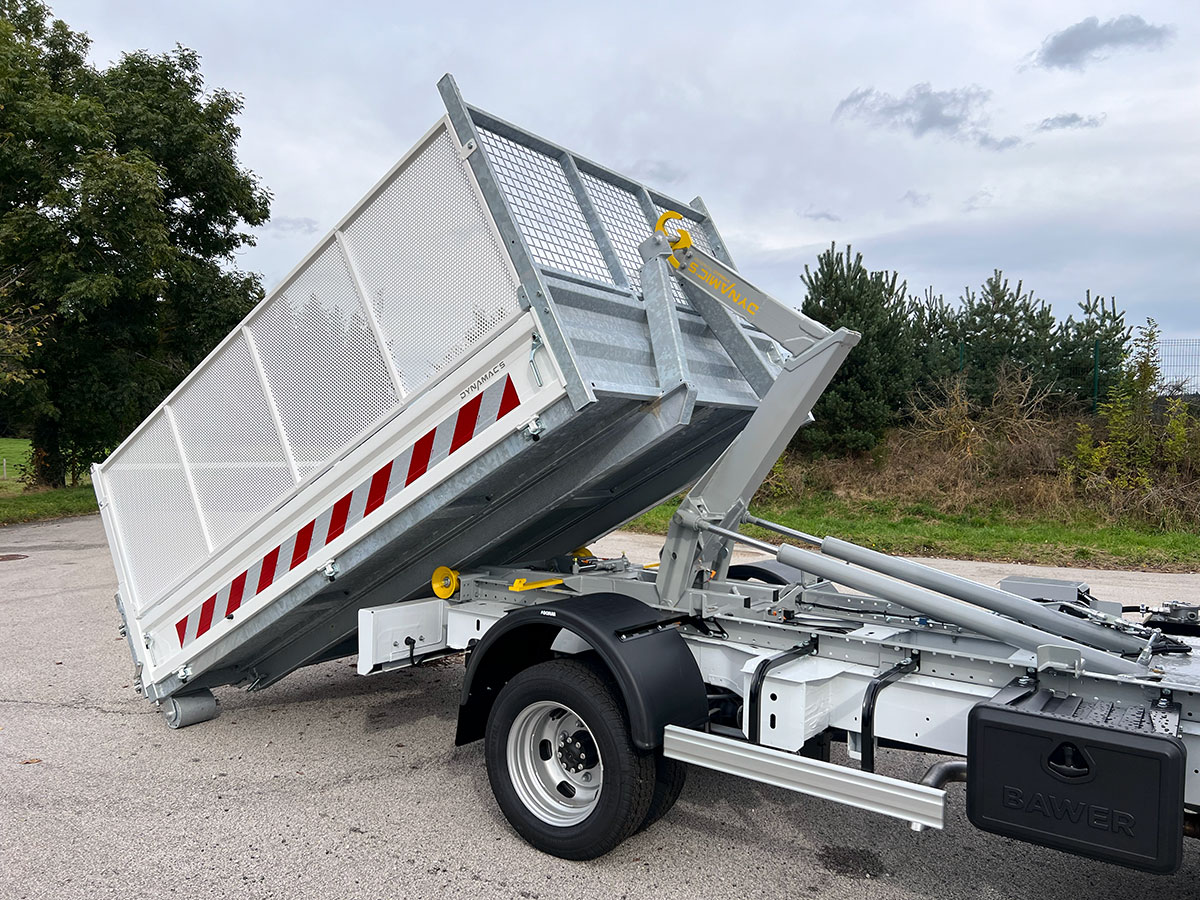 CHEZ-CORNUT-CARROSSERIE-INDUSTRIELLE-BRAS-HYDRAULIQUE-DYNAMICS-D30-semi-depose-benne-amovible-sur-berce-acier-dynamacs-rehausses-grillage