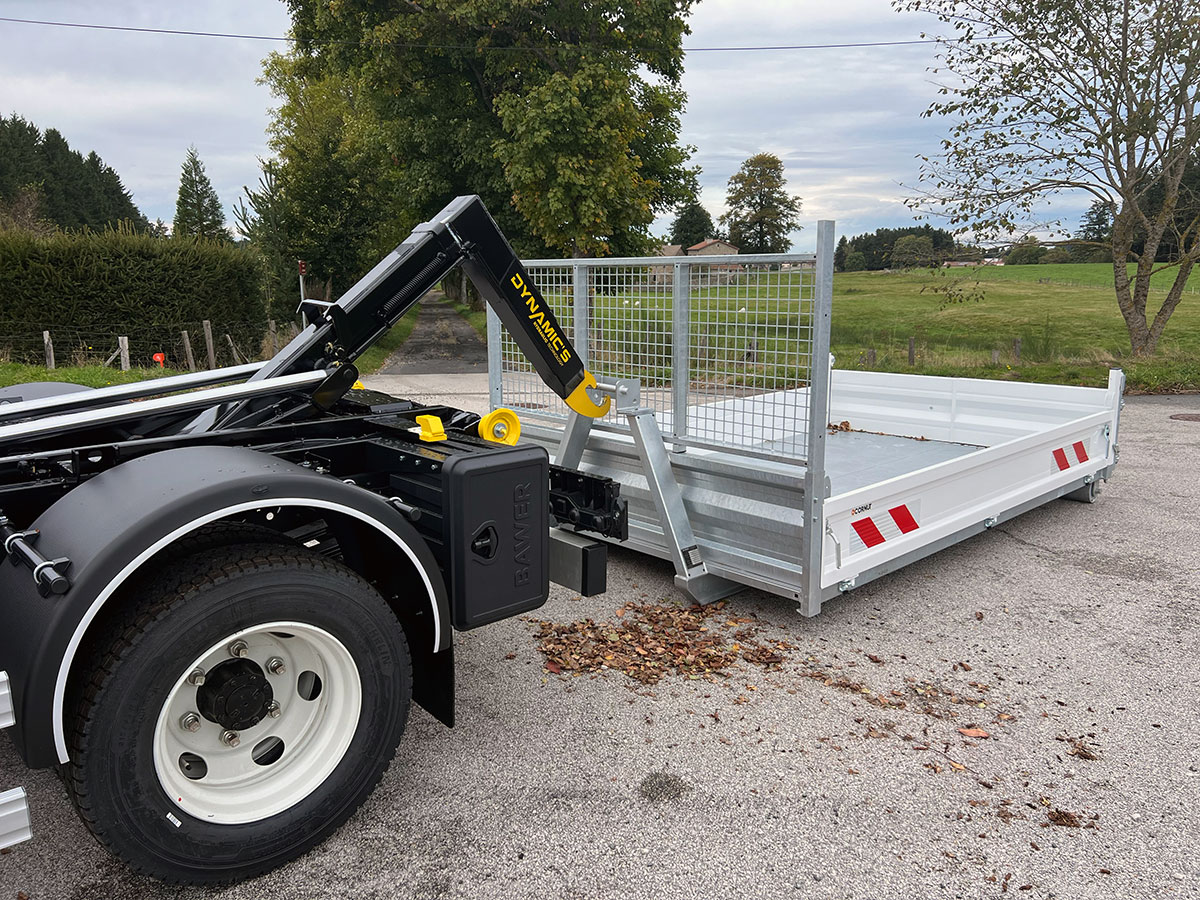 CHEZ-CORNUT-CARROSSERIE-INDUSTRIELLE-BRAS-HYDRAULIQUE-DYNAMICS-cs040-depose-benne-sur-berce-acier-dynamacs