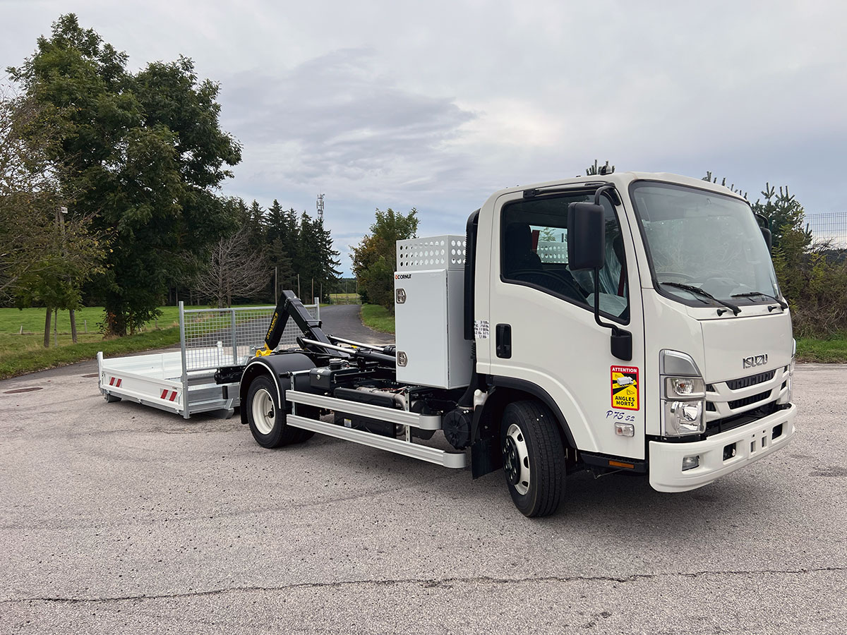 CHEZ-CORNUT-CARROSSERIE-INDUSTRIELLE-BRAS-HYDRAULIQUE-DYNAMICS-cs040-isuzu-p75-depose-benne-sur-berce-dynamacs-acier