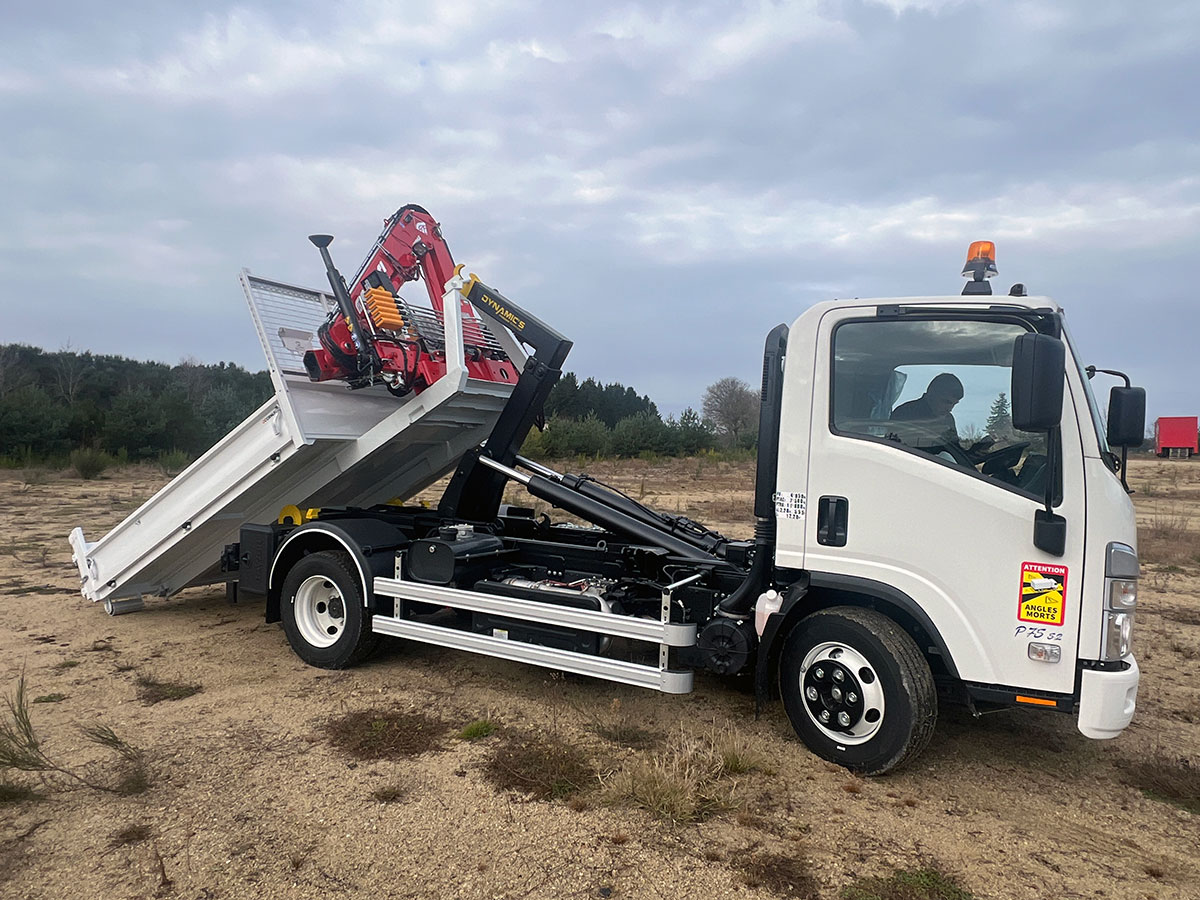 CHEZ-CORNUT-CARROSSERIE-INDUSTRIELLE-BRAS-HYDRAULIQUE-DYNAMICS-cs040-isuzu-p75-grue-ferrari-sur-berce