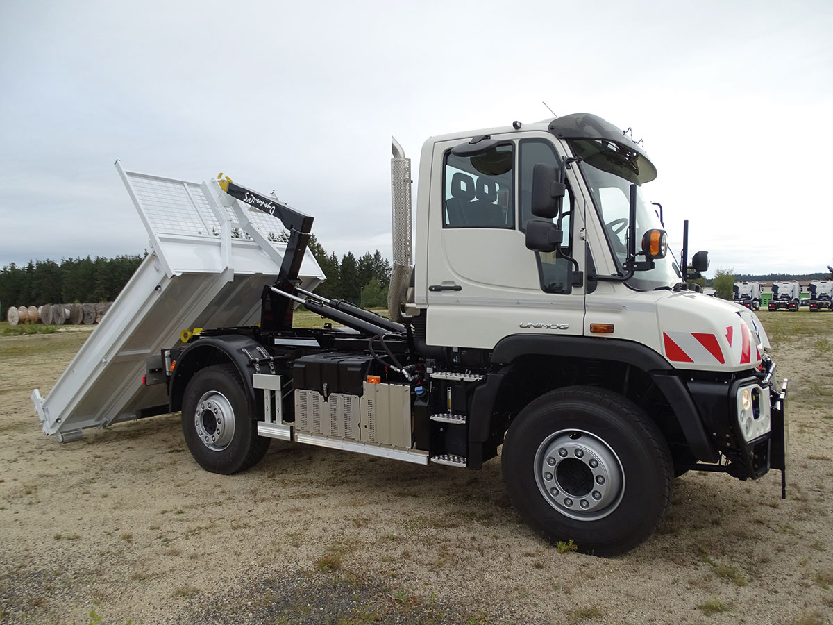 CHEZ-CORNUT-CARROSSERIE-INDUSTRIELLE-BRAS-HYDRAULIQUE-DYNAMICS-cs040-mercedes-benz-unimog-semi-depose-benne-sur-berce