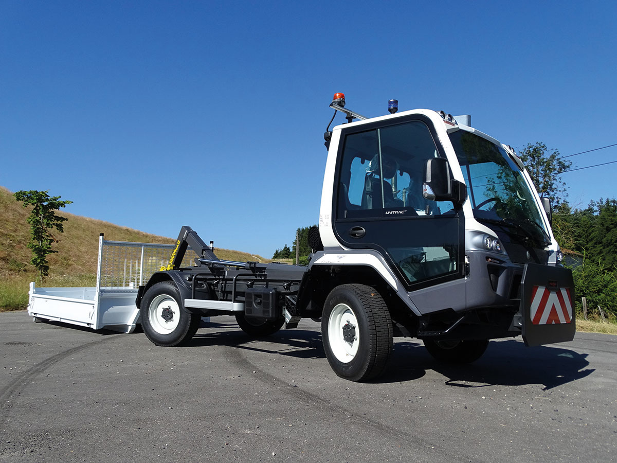 CHEZ-CORNUT-CARROSSERIE-INDUSTRIELLE-BRAS-HYDRAULIQUE-DYNAMICS-lindner-unitrac-depose-totale-benne-sur-berce