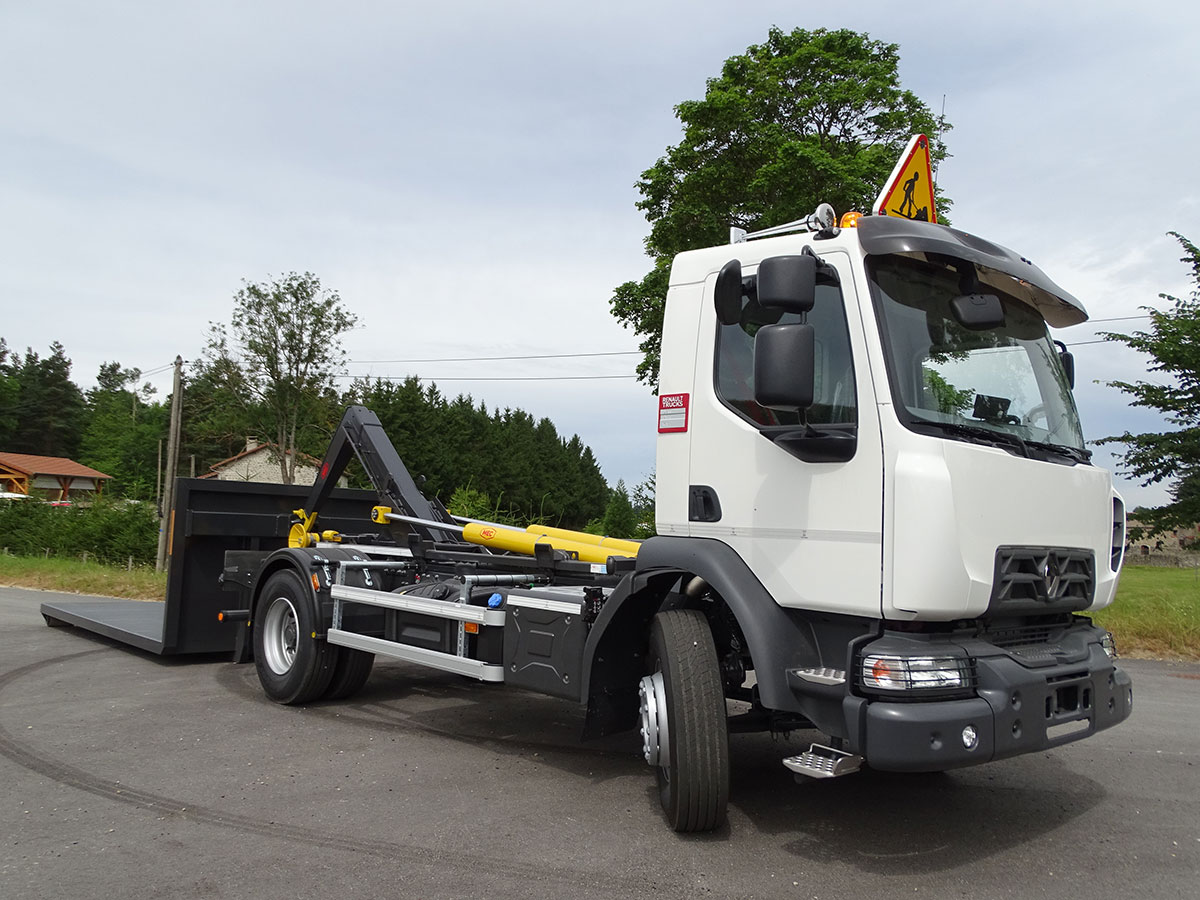 CHEZ-CORNUT-CARROSSERIE-INDUSTRIELLE-BRAS-HYDRAULIQUE-MEC-KT012-44-benne-amovible-sur-berce-RENAULY-TRUCKS