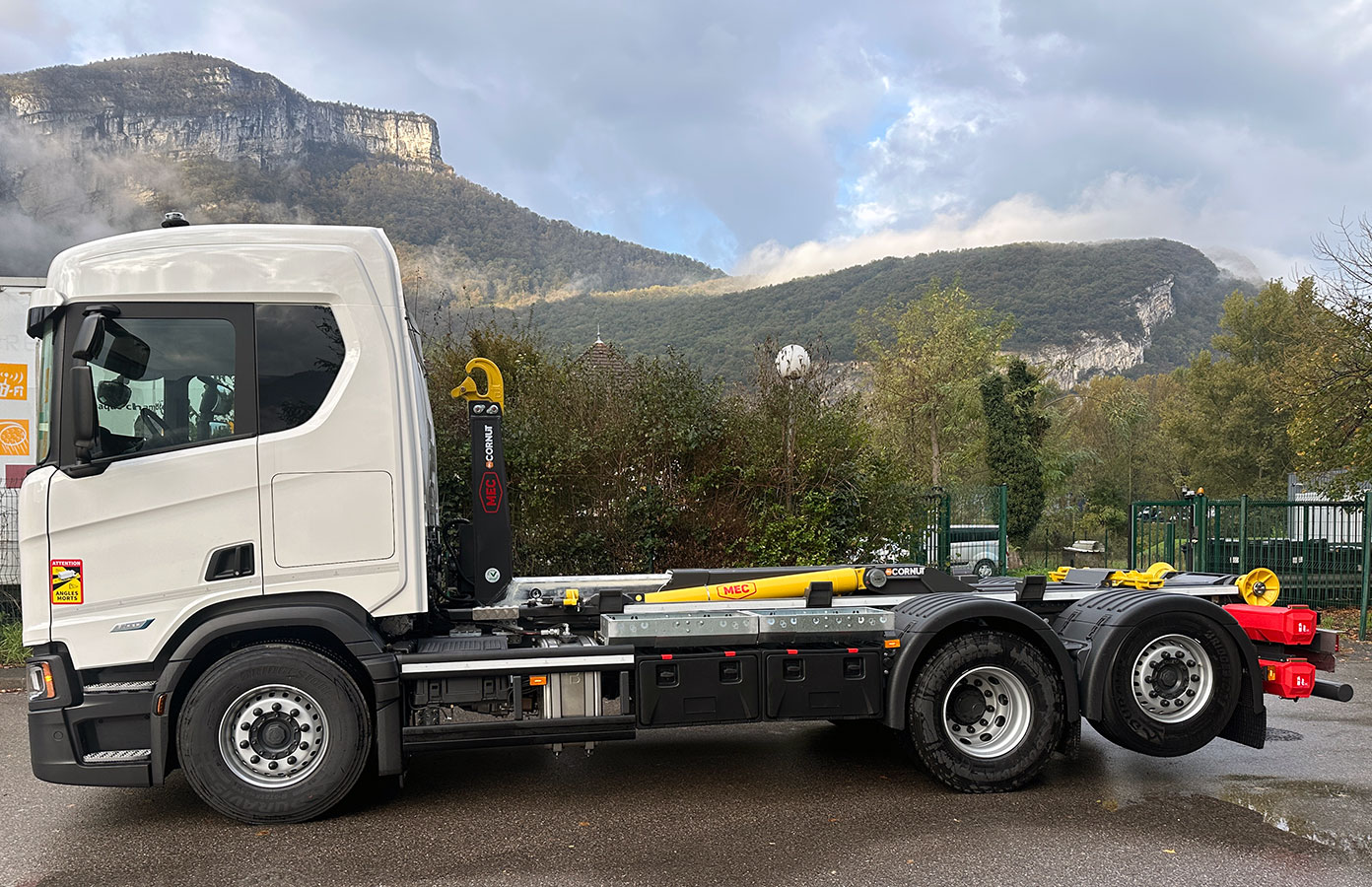 CHEZ-CORNUT-CARROSSERIE-INDUSTRIELLE-BRAS-HYDRAULIQUE-MEC-SC206XL-SCANIA