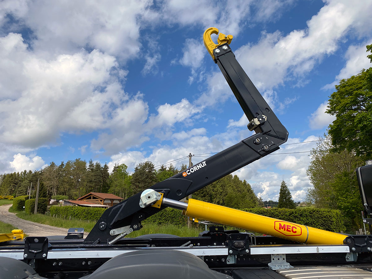 CHEZ-CORNUT-CARROSSERIE-INDUSTRIELLE-BRAS-HYDRAULIQUE-MEC-SL266-DEPOSE