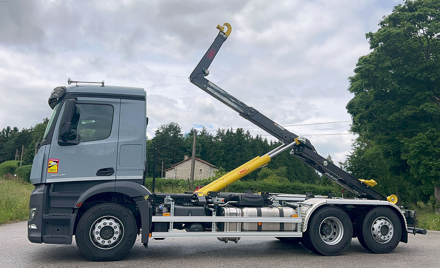 CHEZ-CORNUT-CARROSSERIE-INDUSTRIELLE-BRAS-HYDRAULIQUE-MEC-SL266-bennage-mercedes-benz