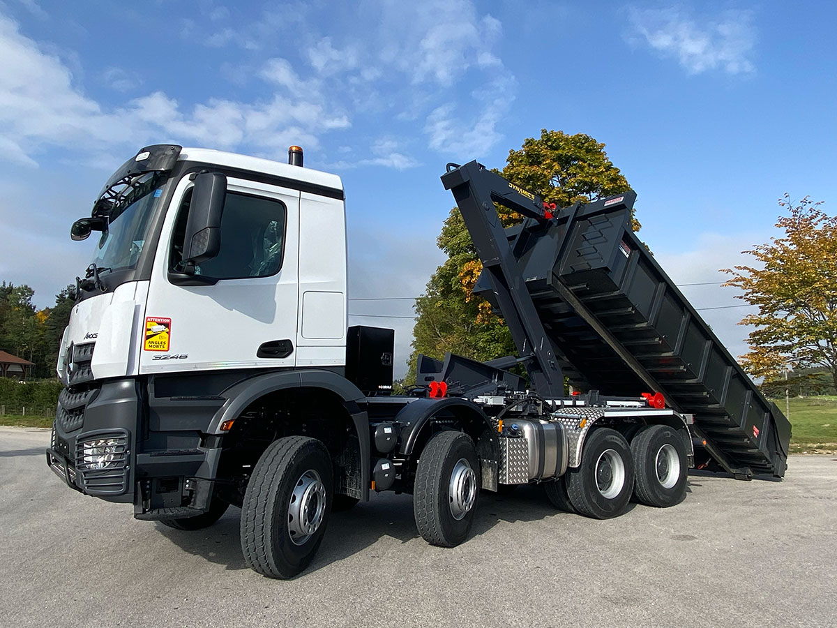 CHEZ-CORNUT-CARROSSERIE-INDUSTRIELLE-BRAS-HYDRAuliquE-DYNAMICS-CS265A68-semi-DEPOSE-mercedes-benz