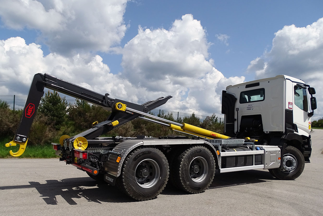 CHEZ-CORNUT-CARROSSERIE-INDUSTRIELLE-BRAS-HYDRAuliquE-MEC-KT018-DEPOSE-totale-renault-trucks