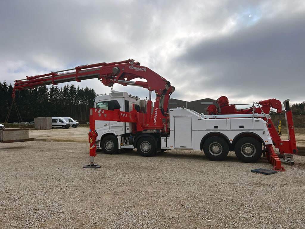 CHEZ-CORNUT-CARROSSERIE-INDUSTRIELLE-GRUE-MANUTENTION-CORMACH-110000E8-BEUILLAGE-AVANT-VEHICULE-DEPANNAGE-VOLVO