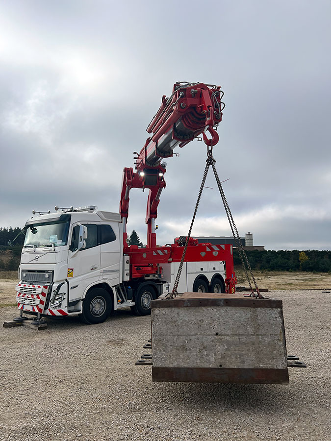 CHEZ-CORNUT-CARROSSERIE-INDUSTRIELLE-GRUE-MANUTENTION-CORMACH-110000E8-VEHICULE-DEPANNAGE-VOLVO