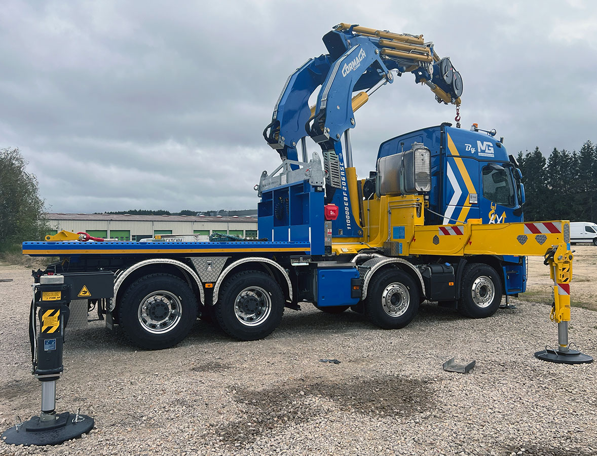 CHEZ-CORNUT-CARROSSERIE-INDUSTRIELLE-GRUE-MANUTENTION-CORMACH-110000E8F206-PLATEAU-RENAULT-TRUCKS