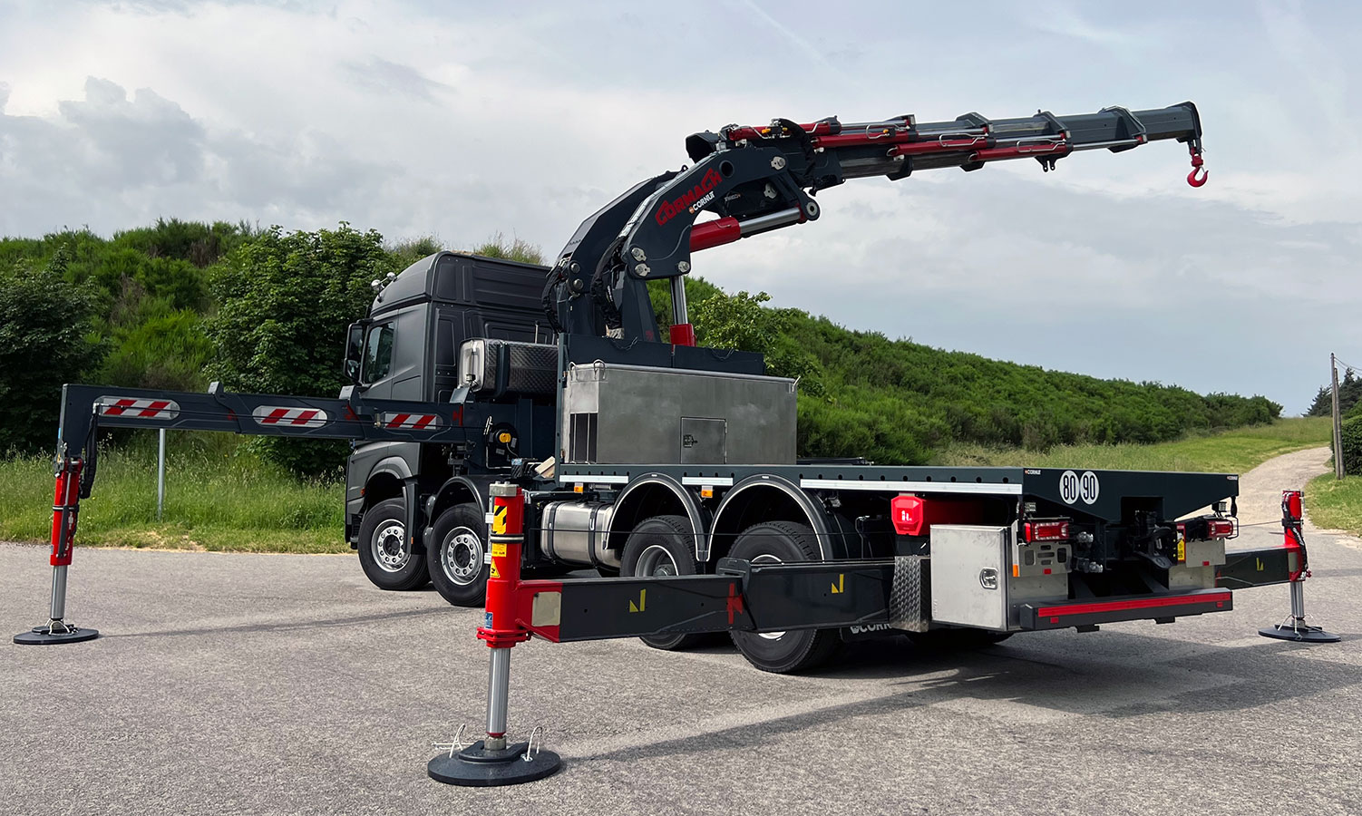 CHEZ-CORNUT-CARROSSERIE-INDUSTRIELLE-GRUE-MANUTENTION-CORMACH-150000E5-MERCEDES-BENZ