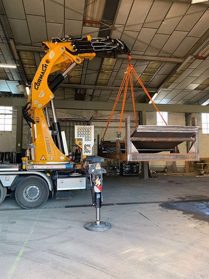 CHEZ-CORNUT-CARROSSERIE-INDUSTRIELLE-GRUE-MANUTENTION-CORMACH-150000E5-SCANIA