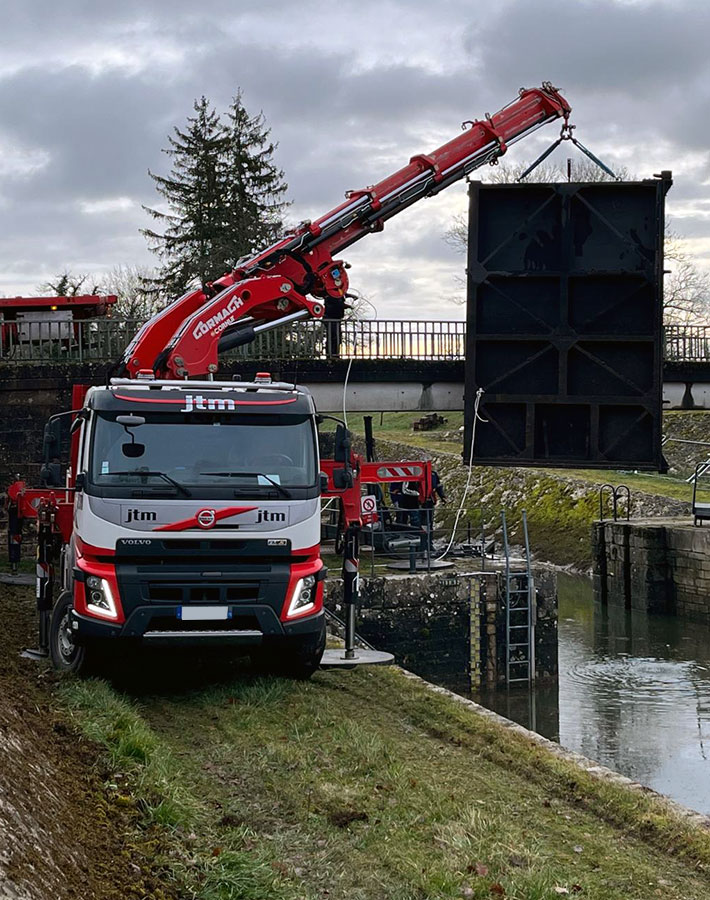 CHEZ-CORNUT-CARROSSERIE-INDUSTRIELLE-GRUE-MANUTENTION-CORMACH-150000XE8F308-VOLVO