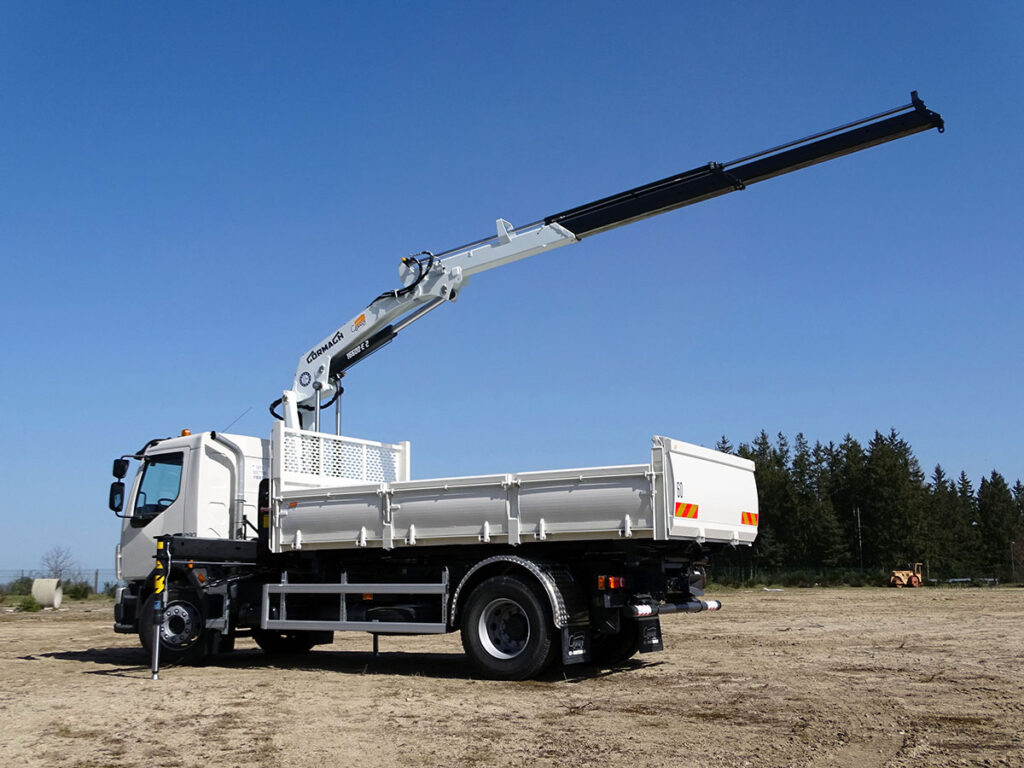 CHEZ-CORNUT-CARROSSERIE-INDUSTRIELLE-GRUE-MANUTENTION-CORMACH-16600E2-BENNE-VOLVO