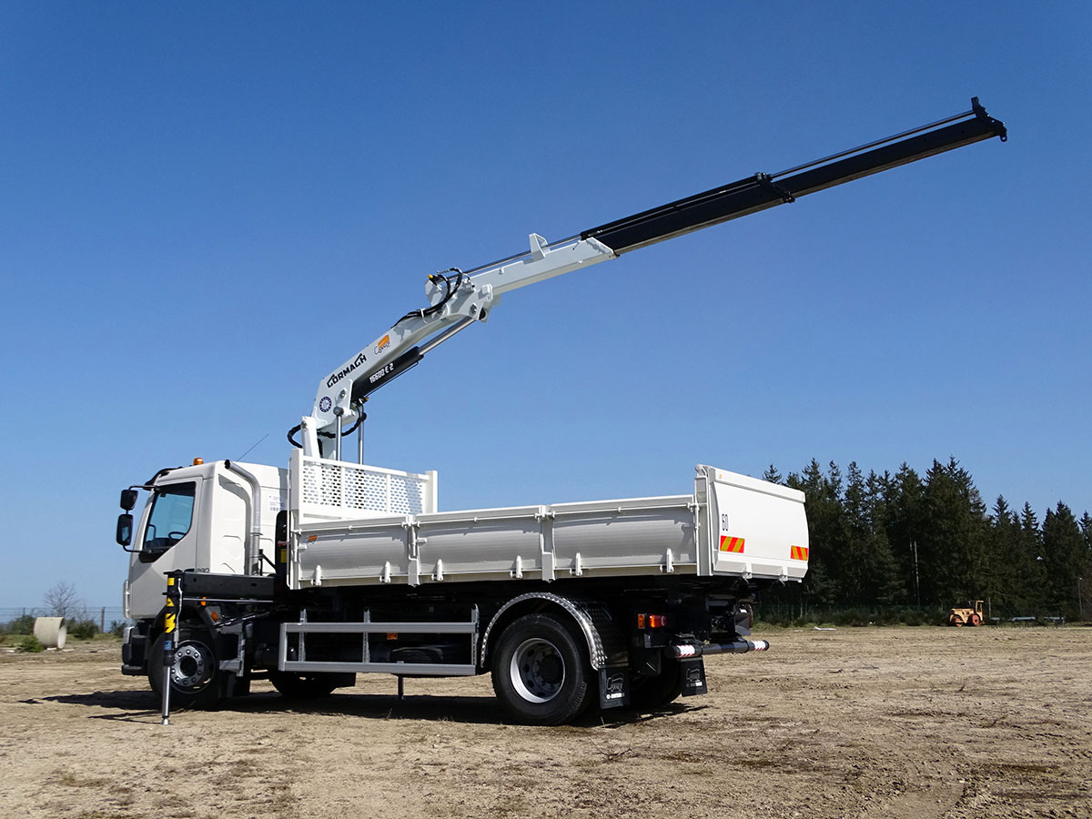 CHEZ-CORNUT-CARROSSERIE-INDUSTRIELLE-GRUE-MANUTENTION-CORMACH-16600E2-BENNE-VOLVO