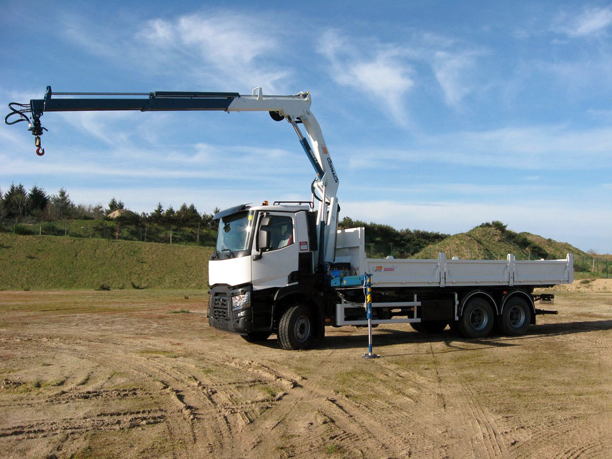 CHEZ-CORNUT-CARROSSERIE-INDUSTRIELLE-GRUE-MANUTENTION-CORMACH-16600E2-RENAULT-TRUCKS