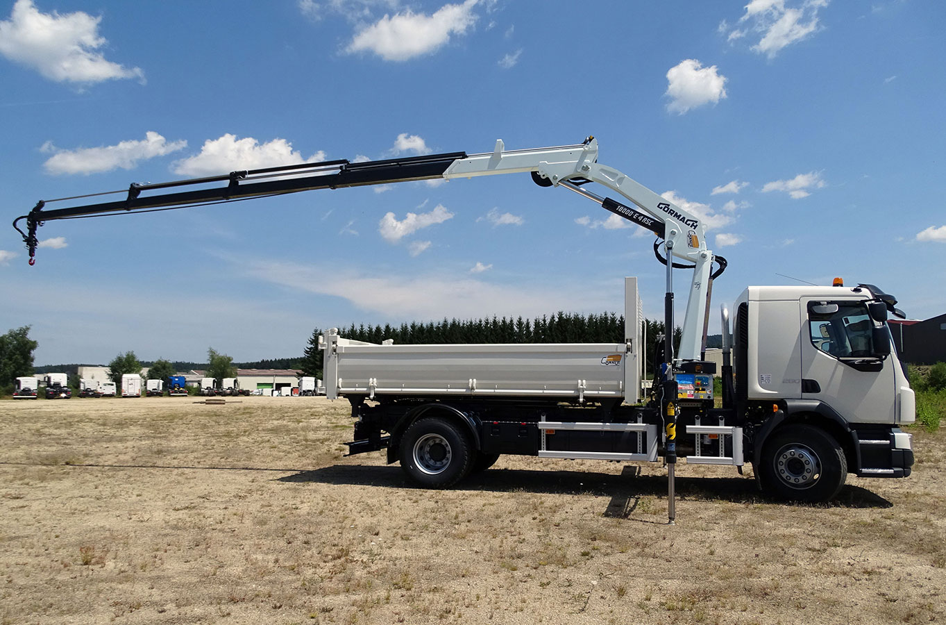 CHEZ-CORNUT-CARROSSERIE-INDUSTRIELLE-GRUE-MANUTENTION-CORMACH-18000E4-VOLVO