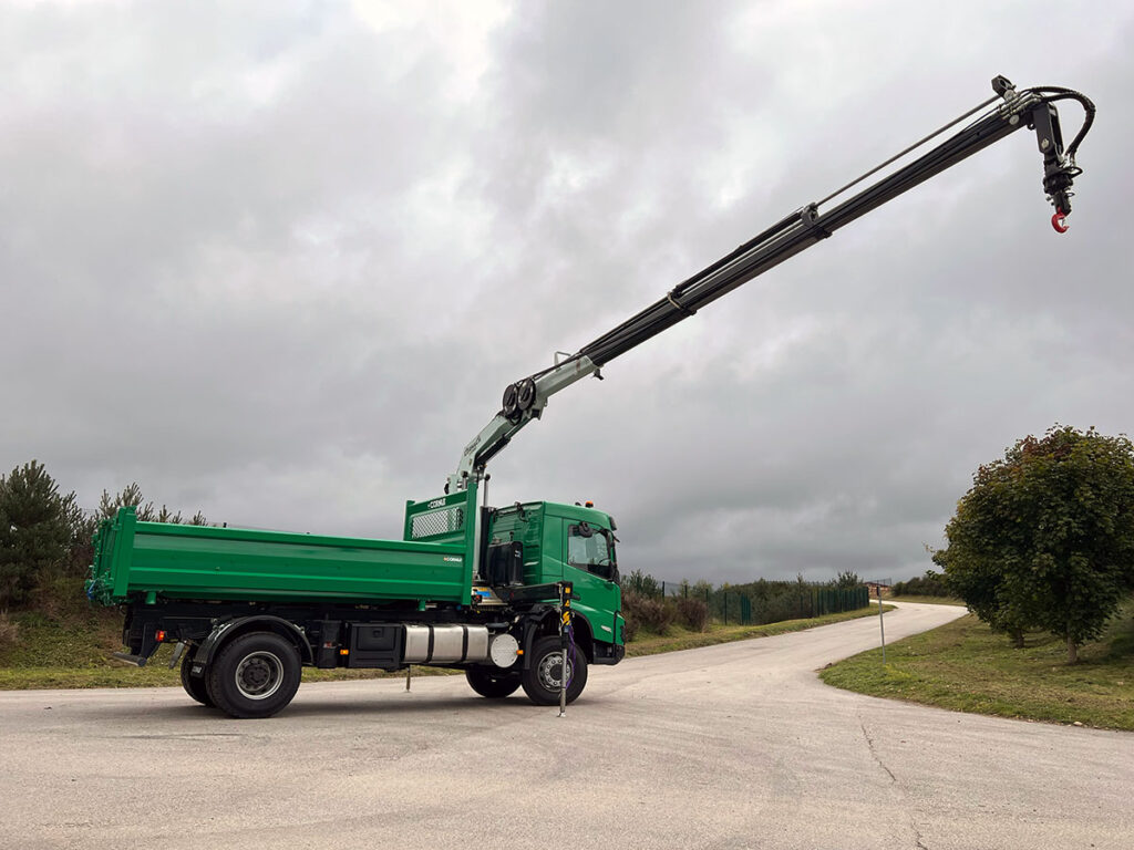 CHEZ-CORNUT-CARROSSERIE-INDUSTRIELLE-GRUE-MANUTENTION-CORMACH-1800E3-benne-VOLVO