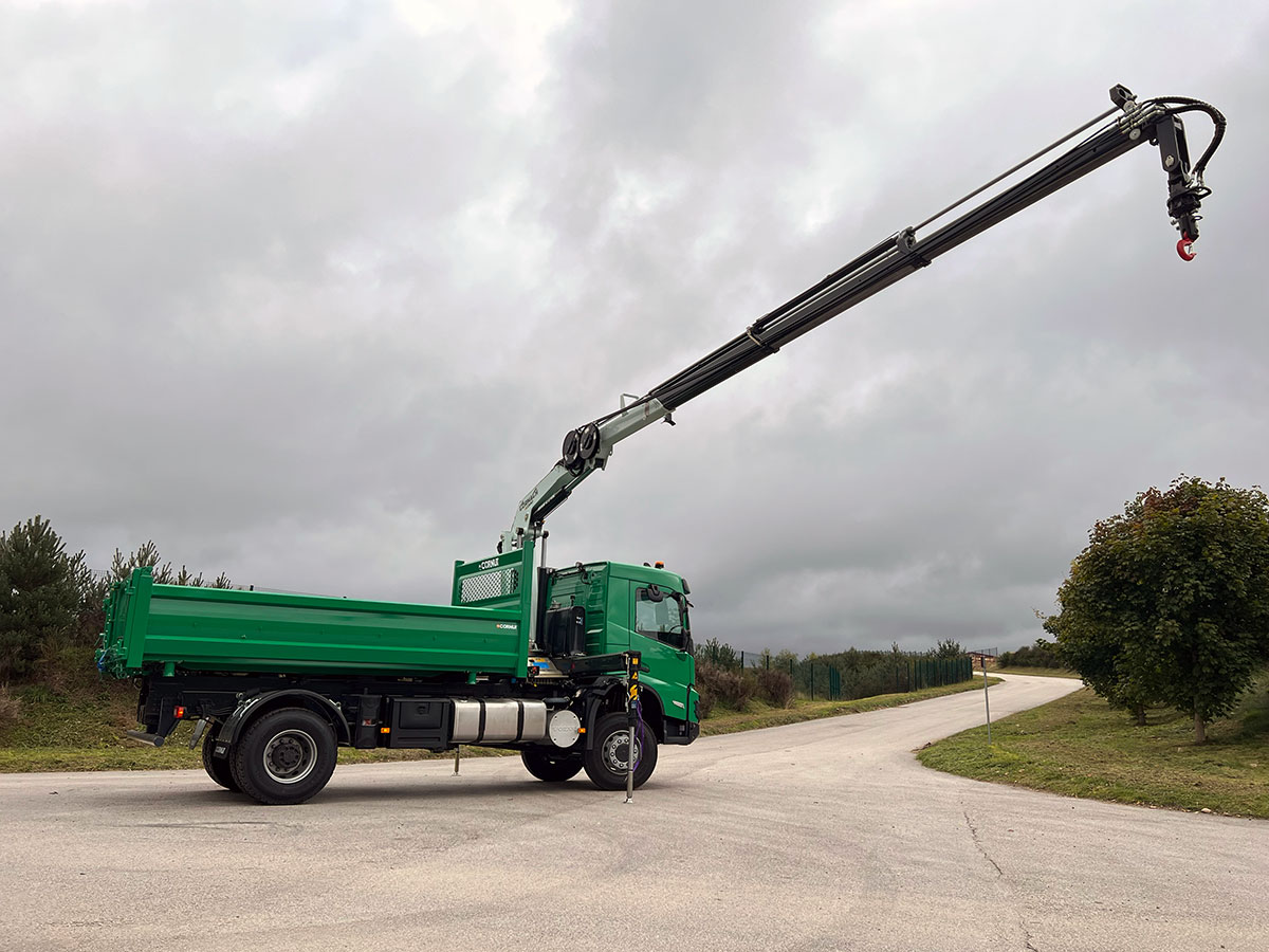 CHEZ-CORNUT-CARROSSERIE-INDUSTRIELLE-GRUE-MANUTENTION-CORMACH-1800E3-benne-VOLVO