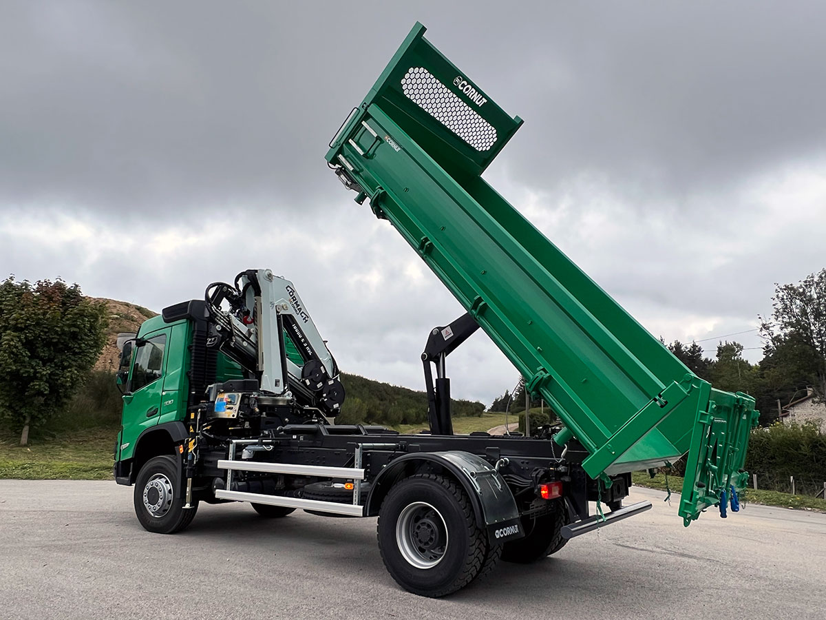 CHEZ-CORNUT-CARROSSERIE-INDUSTRIELLE-GRUE-MANUTENTION-CORMACH-18000E3-bibenne-VOLVO