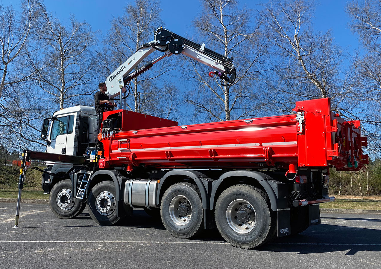 CHEZ-CORNUT-CARROSSERIE-INDUSTRIELLE-GRUE-MANUTENTION-CORMACH-19500E3-homme-debout-bibenne-MAN