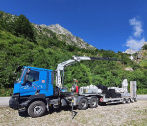 CHEZ-CORNUT-CARROSSERIE-INDUSTRIELLE-GRUE-MANUTENTION-CORMACH-19500E4-RENAULT-TRUCKS