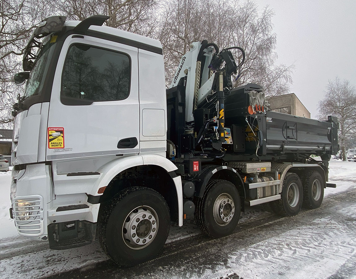 CHEZ-CORNUT-CARROSSERIE-INDUSTRIELLE-GRUE-MANUTENTION-CORMACH-19500E4-sur-berce-Mercedes-benz