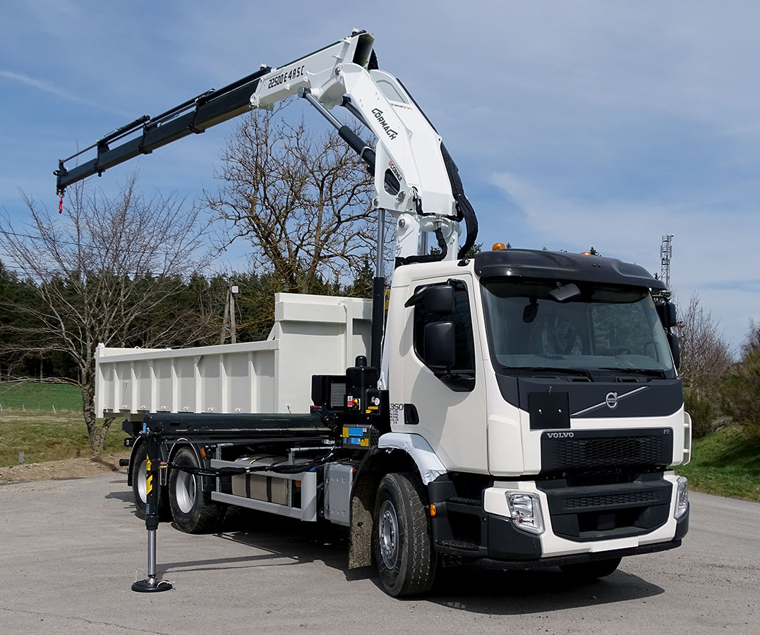 CHEZ-CORNUT-CARROSSERIE-INDUSTRIELLE-GRUE-MANUTENTION-CORMACH-22500E4-benne-volvo