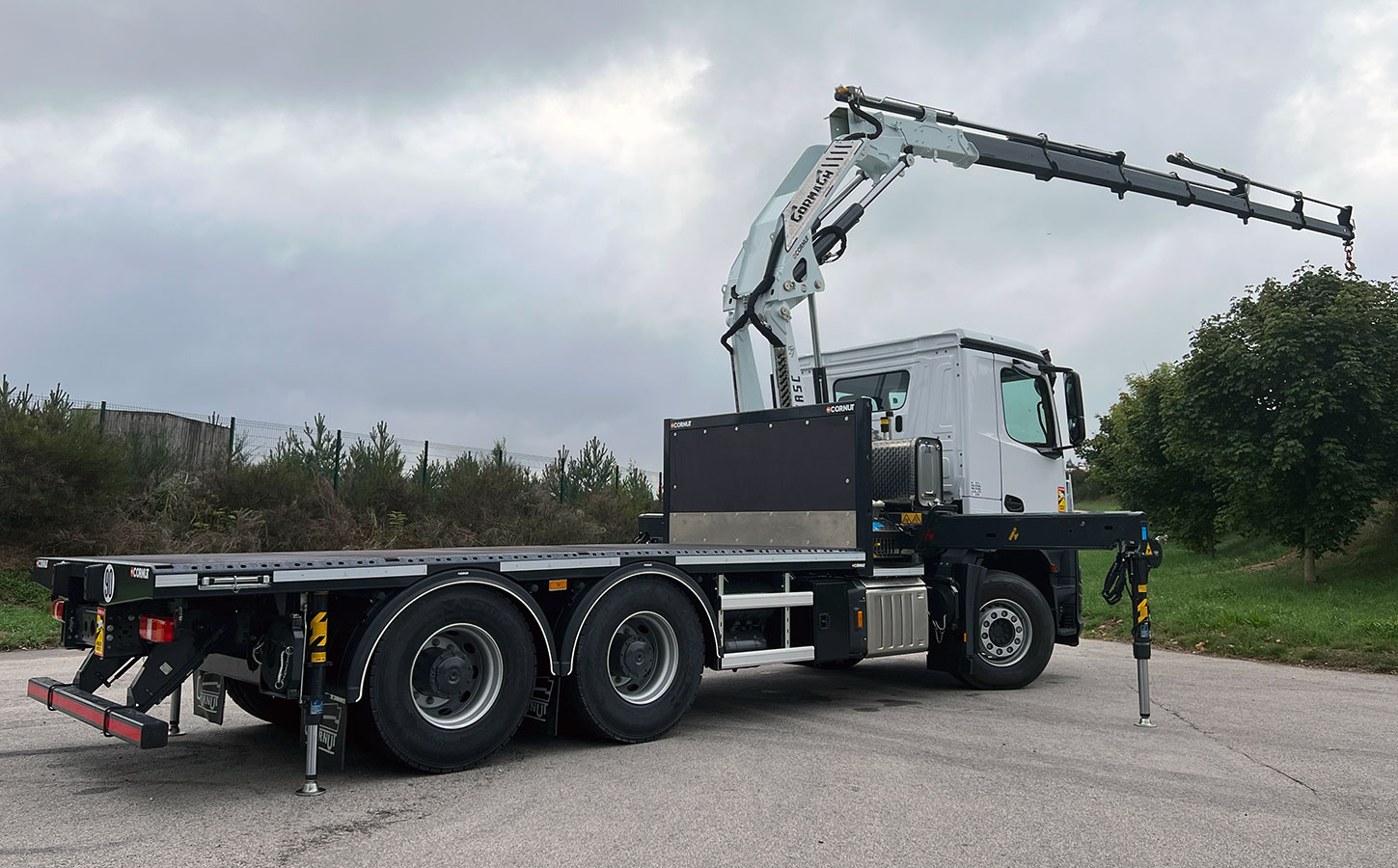 CHEZ-CORNUT-CARROSSERIE-INDUSTRIELLE-GRUE-MANUTENTION-CORMACH-27500E6-mercedes-benz