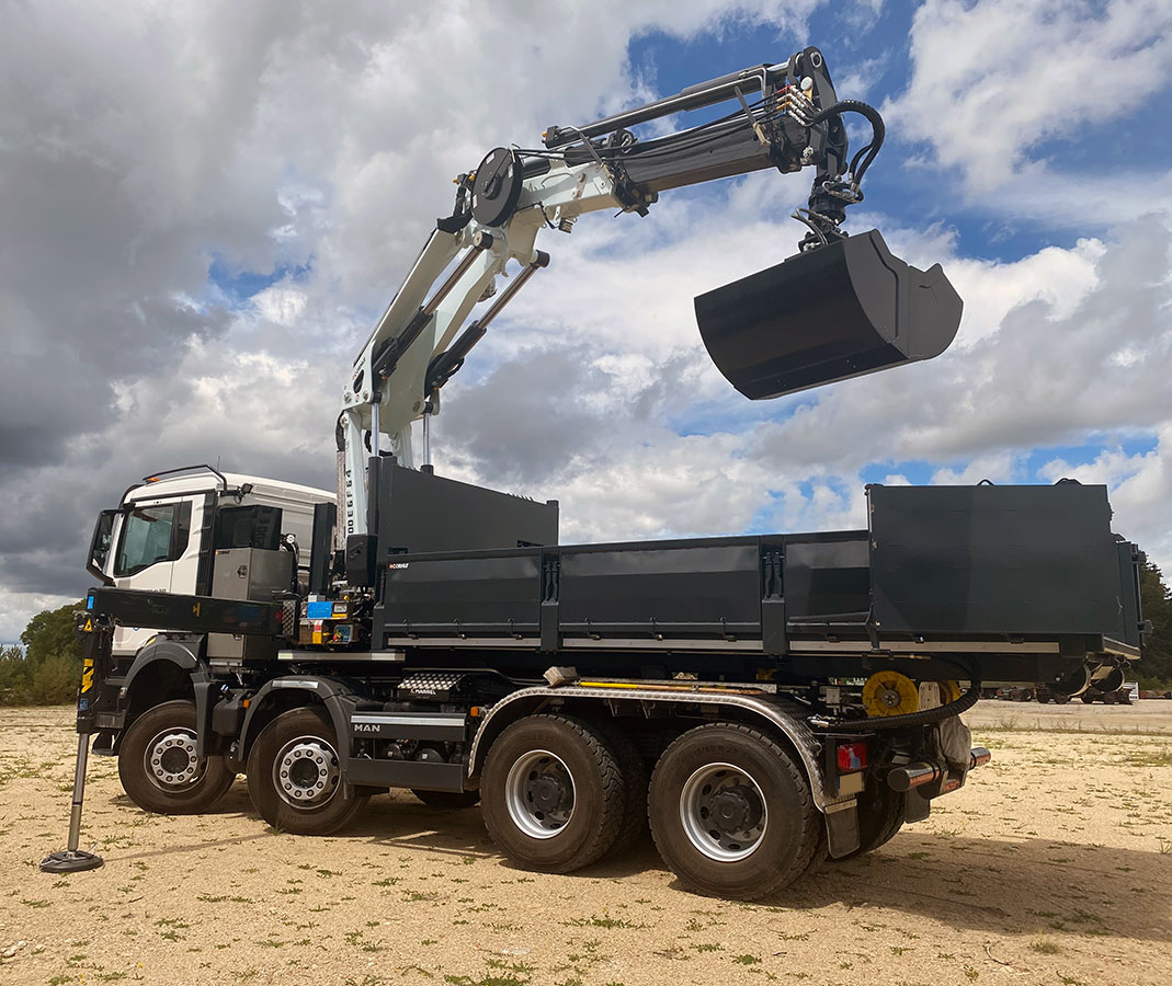 CHEZ-CORNUT-CARROSSERIE-INDUSTRIELLE-GRUE-MANUTENTION-CORMACH-27500E6F64-BENNE-PRENEUSE-MAN