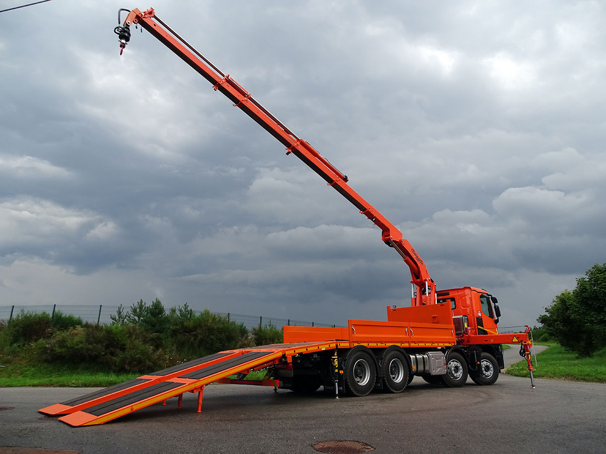 CHEZ-CORNUT-CARROSSERIE-INDUSTRIELLE-GRUE-MANUTENTION-CORMACH-28200E2-PLATEAU-RAMPES-renault-trucks