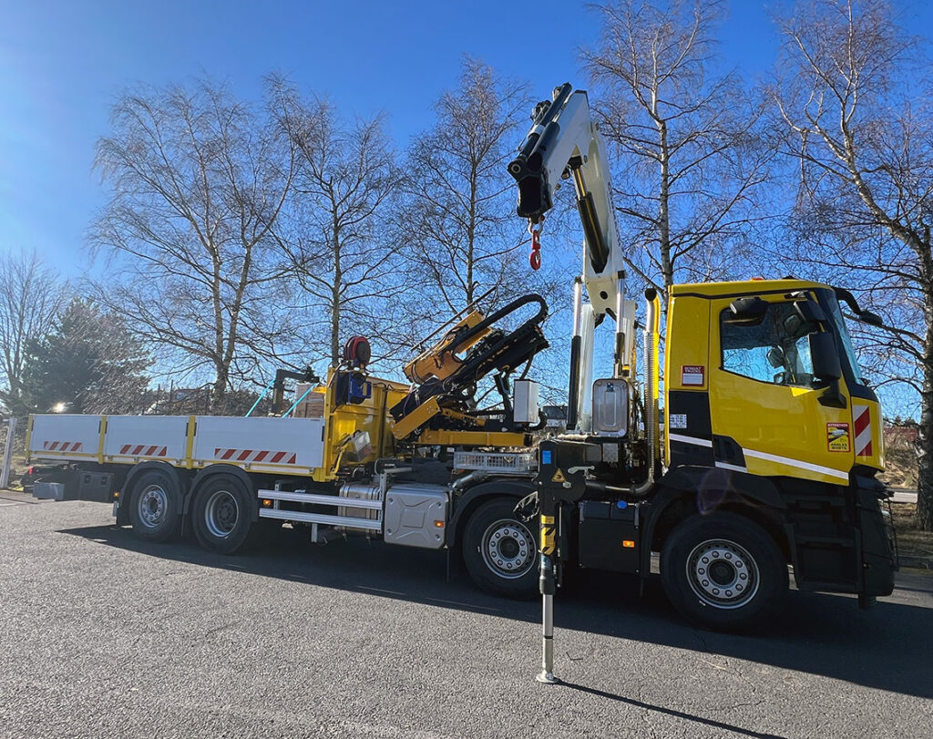CHEZ-CORNUT-CARROSSERIE-INDUSTRIELLE-GRUE-MANUTENTION-CORMACH-28200E2-VEHICULE-GLISSIERE-renault-trucks
