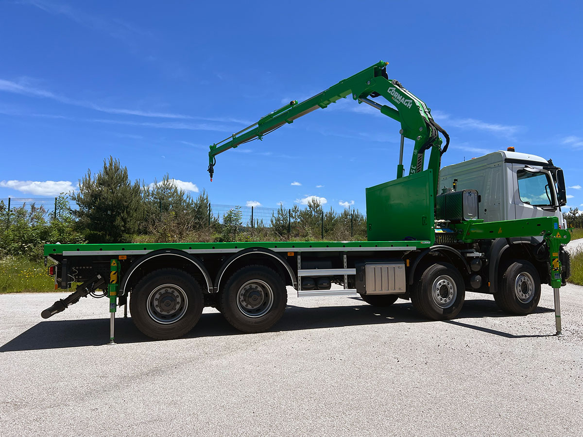 CHEZ-CORNUT-CARROSSERIE-INDUSTRIELLE-GRUE-MANUTENTION-CORMACH-28200E4-MERCEDES-BENZ