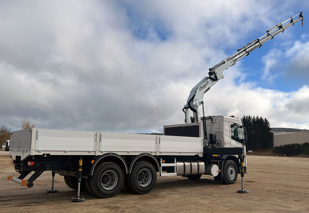 CHEZ-CORNUT-CARROSSERIE-INDUSTRIELLE-GRUE-MANUTENTION-CORMACH-28200E6-VOLVO