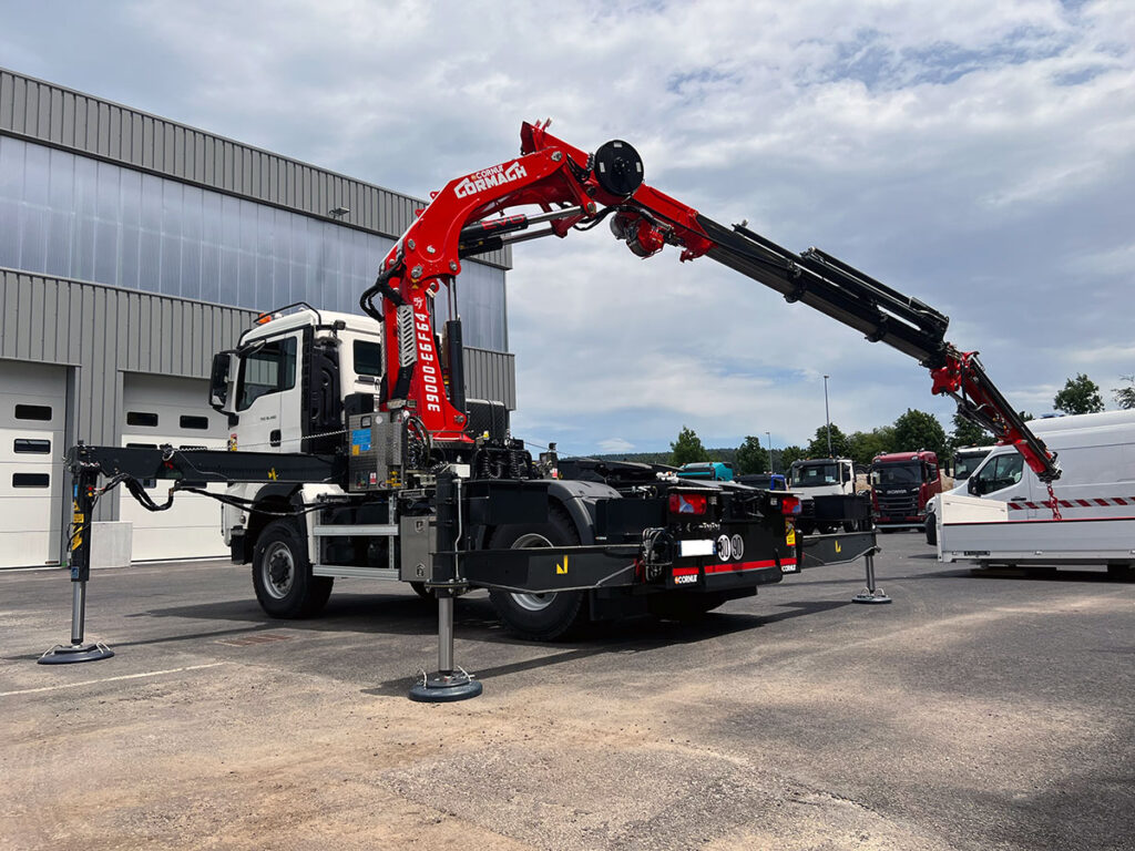 CHEZ-CORNUT-CARROSSERIE-INDUSTRIELLE-GRUE-MANUTENTION-CORMACH-39000E6-MAN-DOUBLE-GENRE