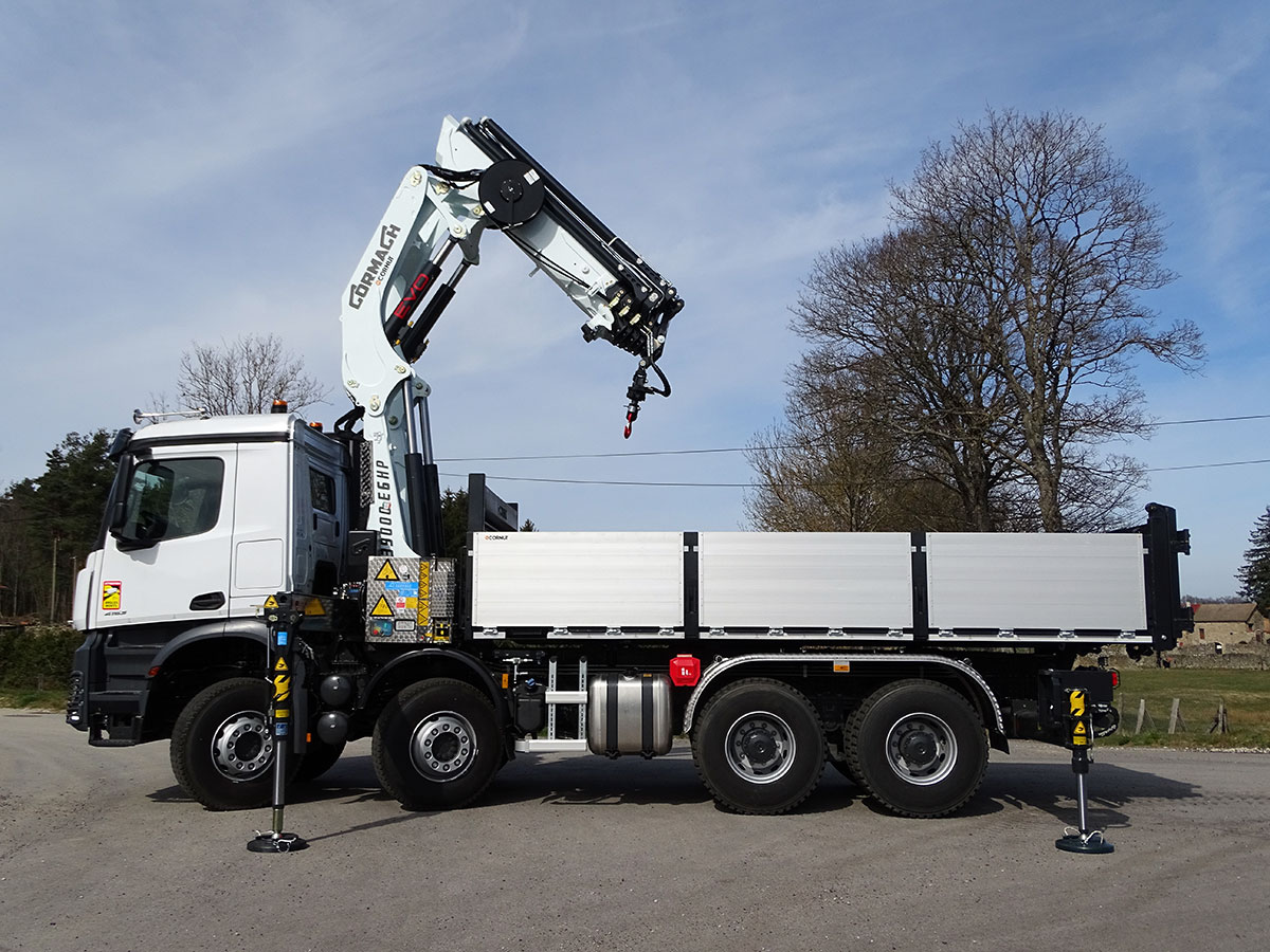 CHEZ-CORNUT-CARROSSERIE-INDUSTRIELLE-GRUE-MANUTENTION-CORMACH-39000E6-MERCEDES-BENZ