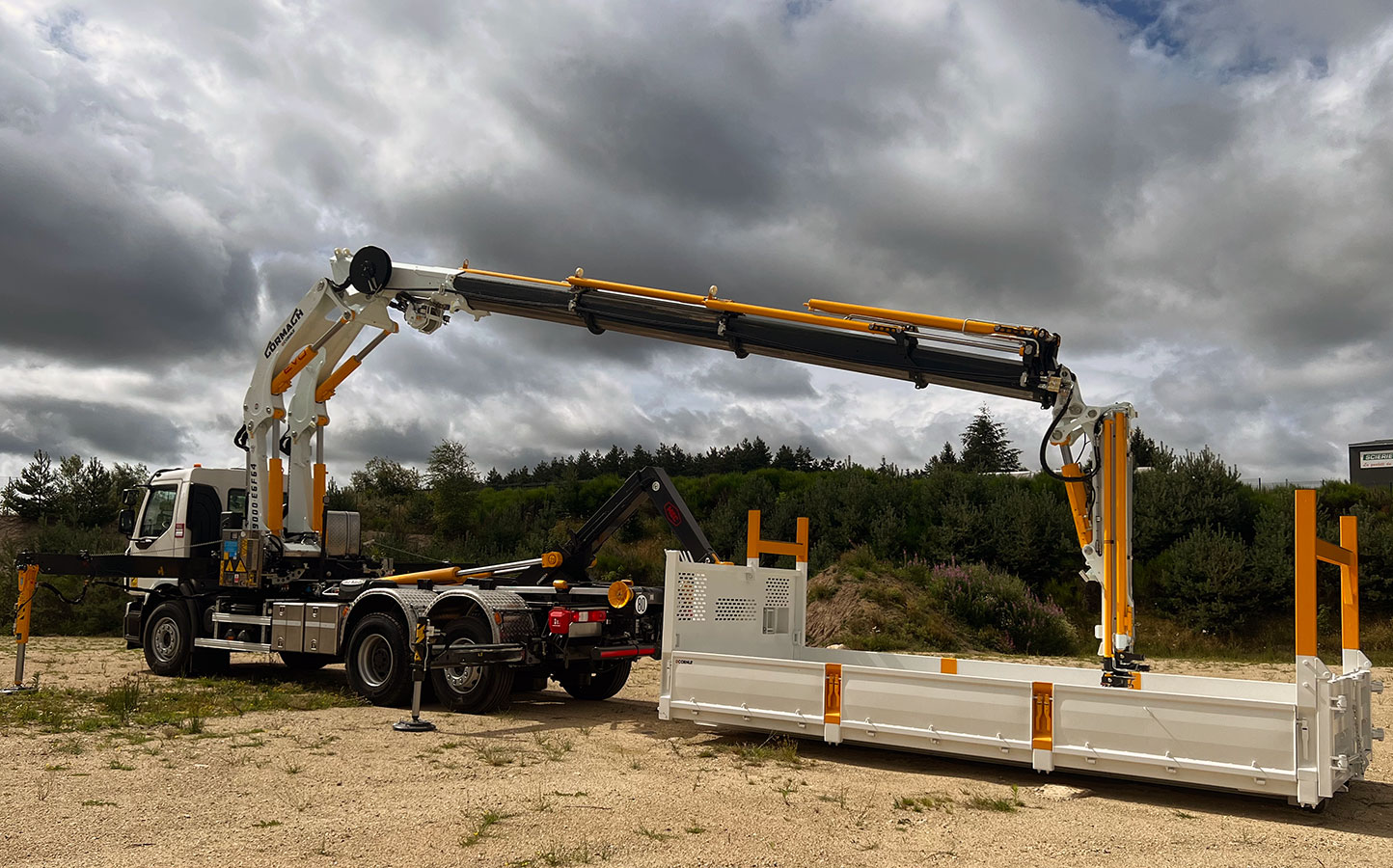 CHEZ-CORNUT-CARROSSERIE-INDUSTRIELLE-GRUE-MANUTENTION-CORMACH-39000E6F64-RENAULT TRUCKS