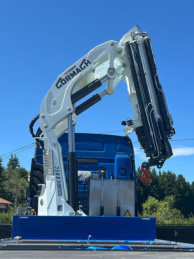 CHEZ-CORNUT-CARROSSERIE-INDUSTRIELLE-GRUE-MANUTENTION-CORMACH-50000E8-RENAULT-TRUCKS